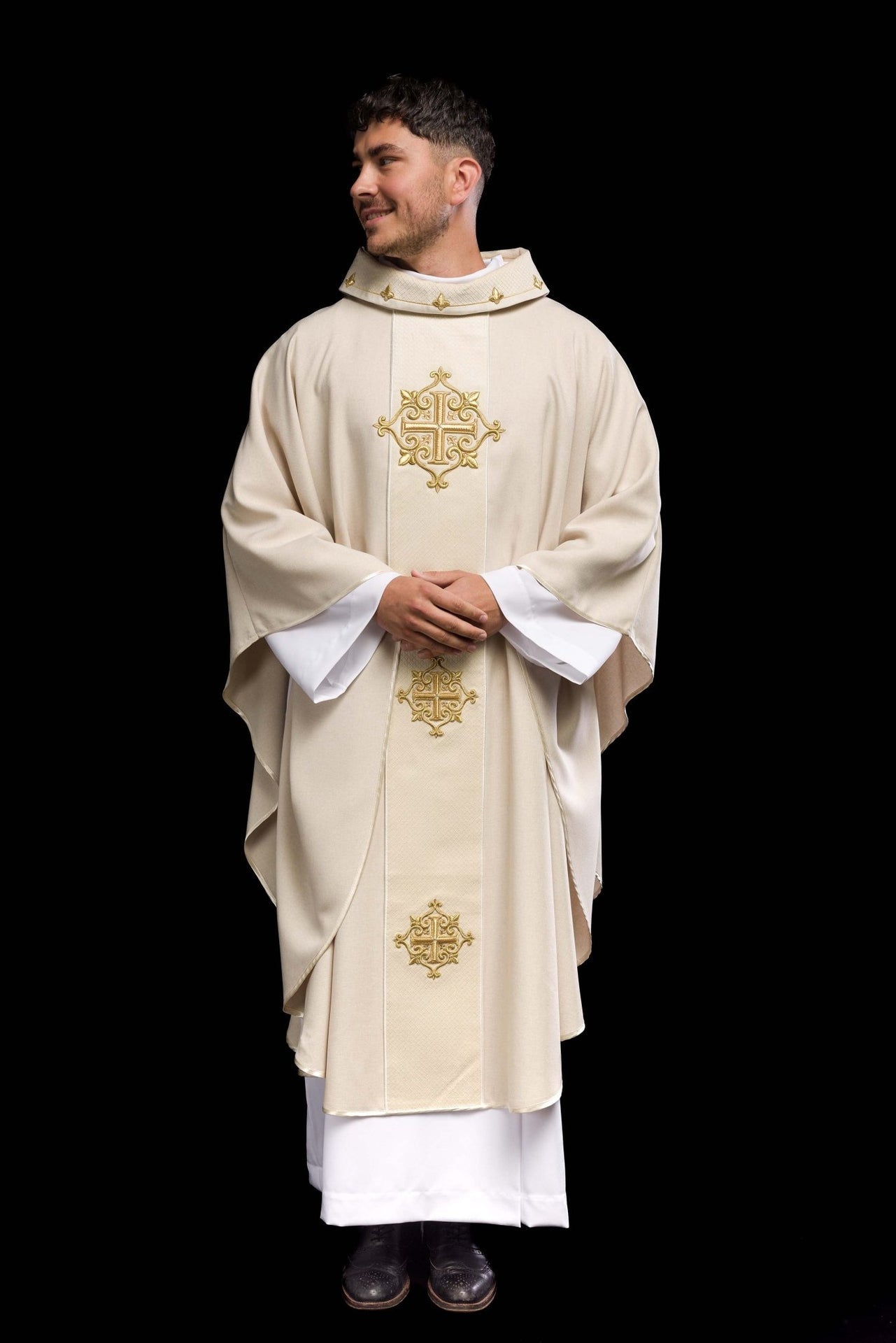 Ornat Liturgiczny Ecru Aksamitny z Haftem Krzyży - Polski Produkt - SZATYLITURGICZNE.PL