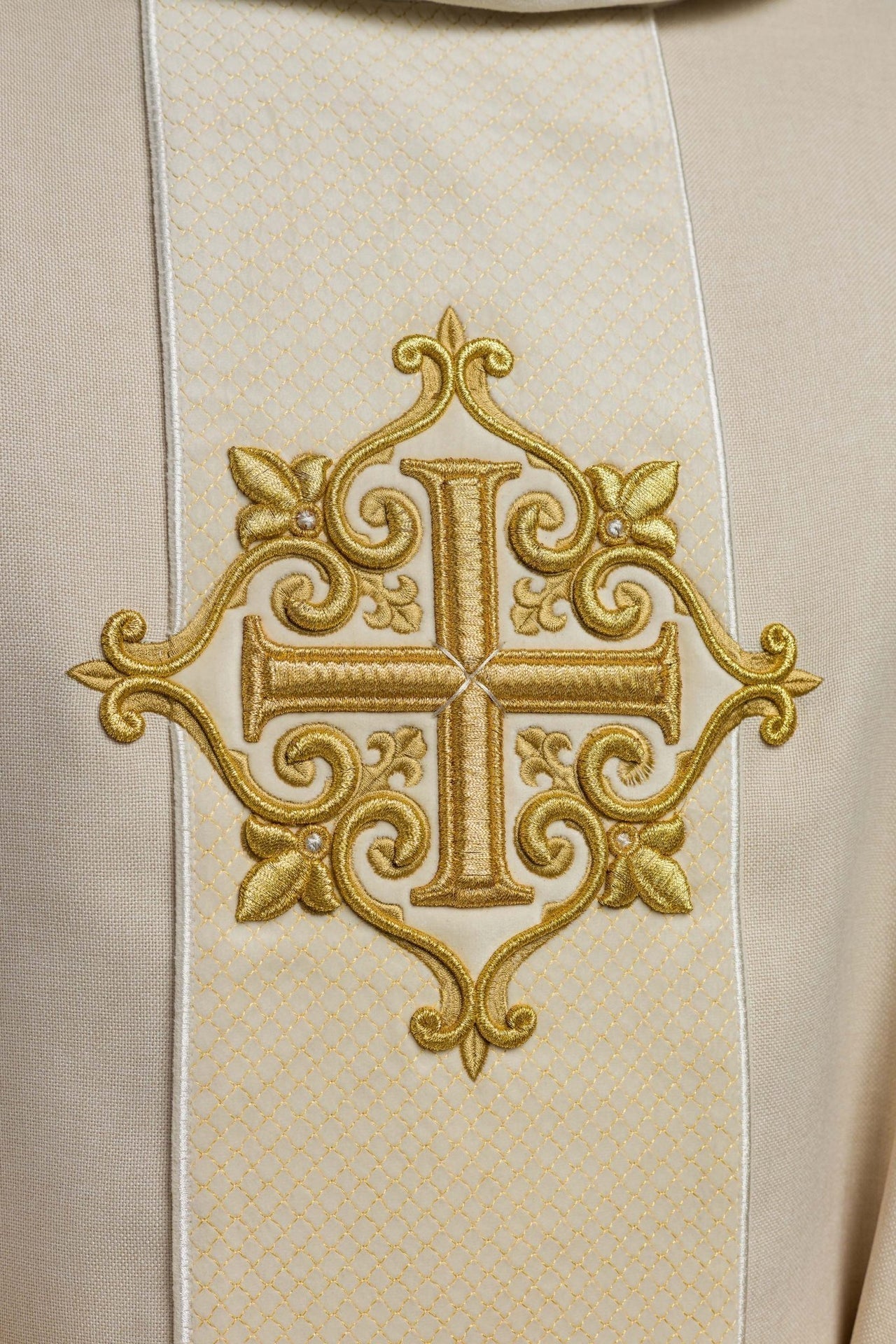 Ornat Liturgiczny Ecru Aksamitny z Haftem Krzyży - Polski Produkt - SZATYLITURGICZNE.PL