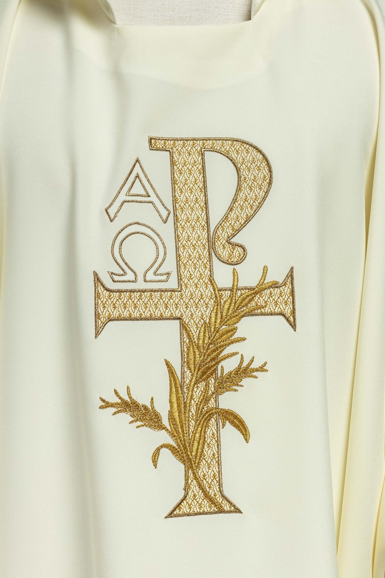 Ornat Liturgiczny Ecru Alfa i Omega Haftowany Złotem - Szeroki Kołnierz - SZATYLITURGICZNE.PL