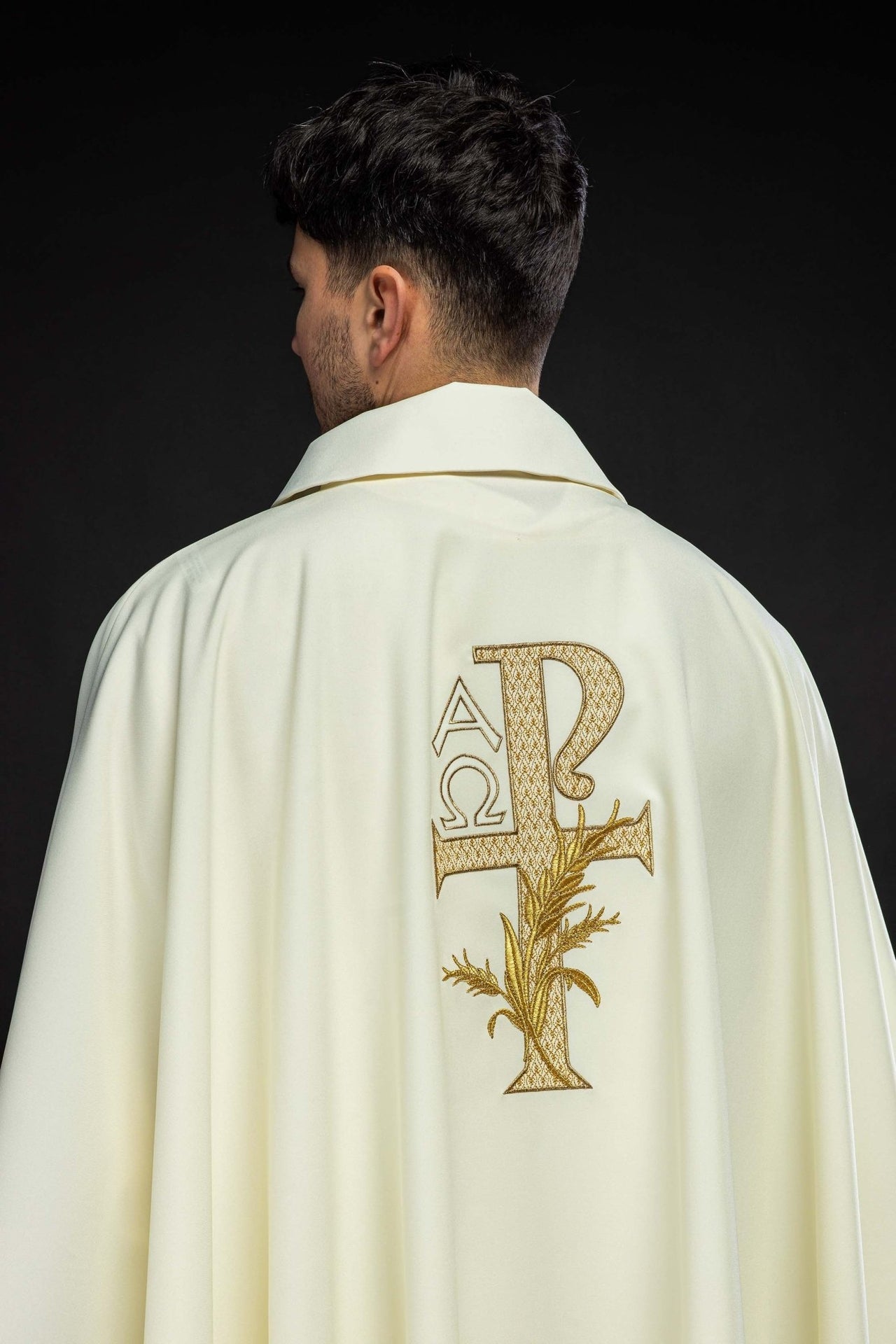 Ornat Liturgiczny Ecru Alfa i Omega Haftowany Złotem - Szeroki Kołnierz - SZATYLITURGICZNE.PL