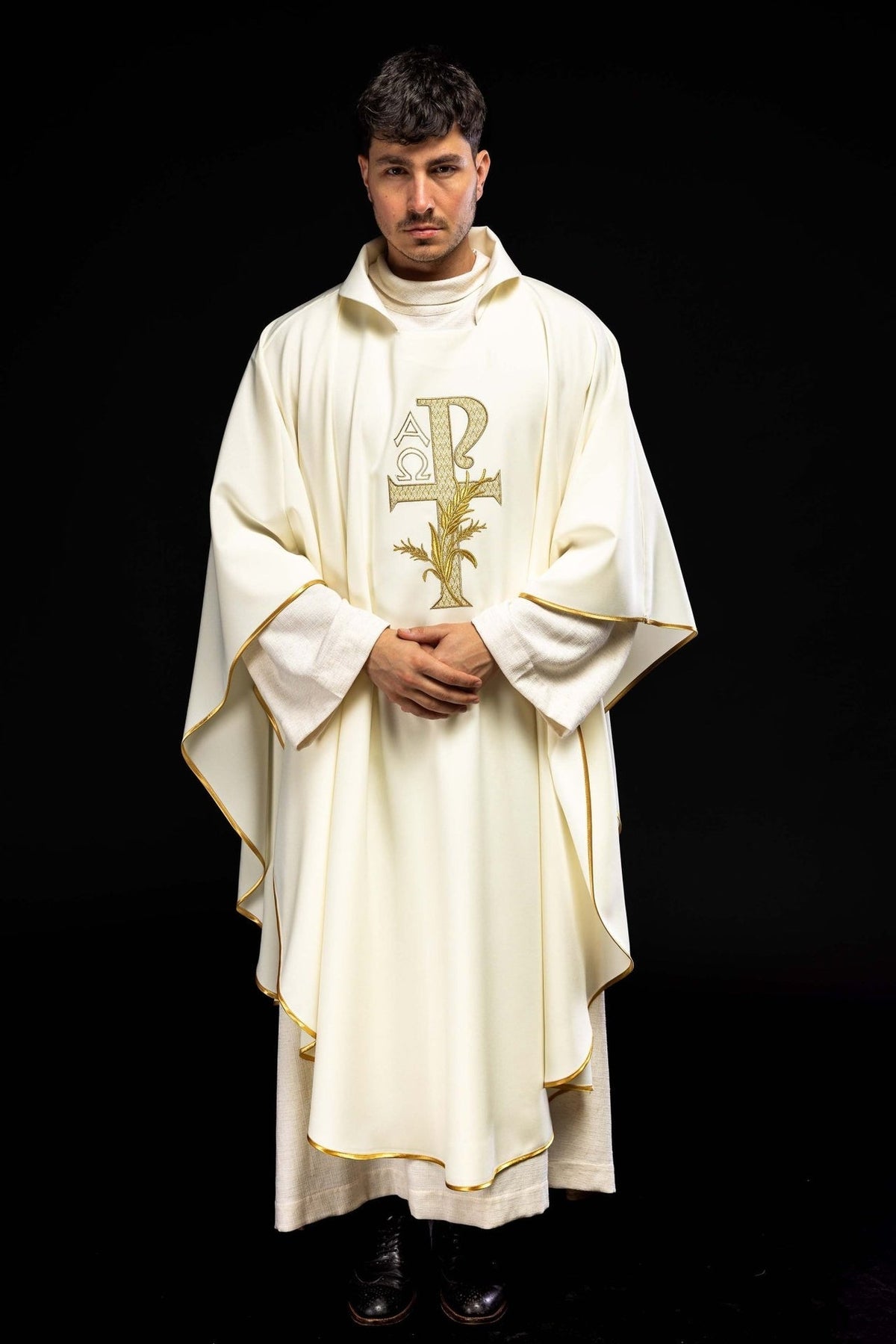Ornat Liturgiczny Ecru Alfa i Omega Haftowany Złotem - Szeroki Kołnierz - SZATYLITURGICZNE.PL