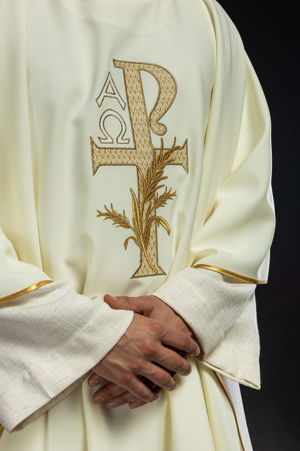 Ornat Liturgiczny Ecru Alfa i Omega Haftowany Złotem - Szeroki Kołnierz - SZATYLITURGICZNE.PL