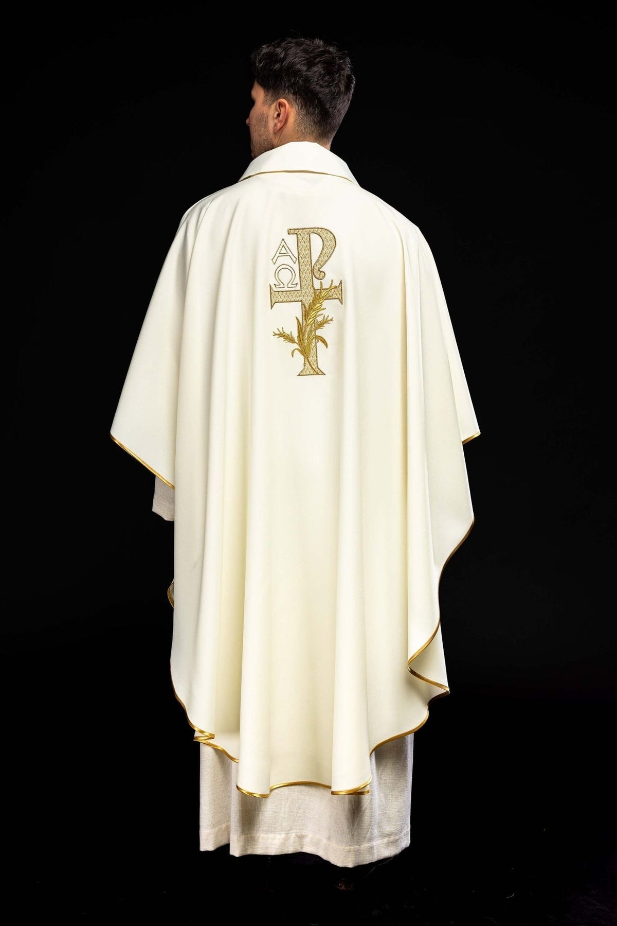 Ornat Liturgiczny Ecru Alfa i Omega Haftowany Złotem - Szeroki Kołnierz - SZATYLITURGICZNE.PL