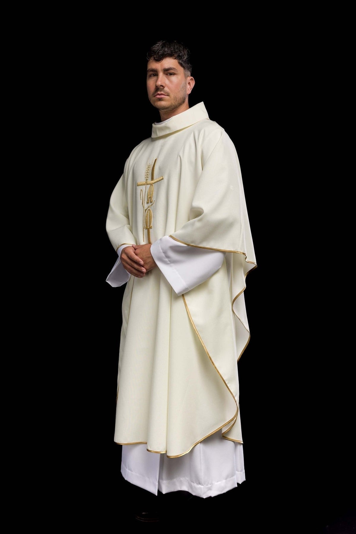 Ornat Liturgiczny Ecru Alfa Omega Złoty Haft - Polski Produkt - SZATYLITURGICZNE.PL