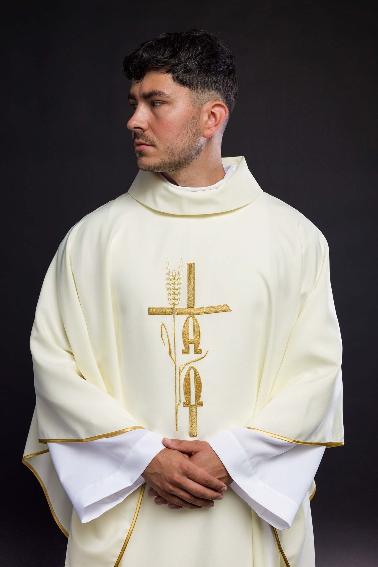 Ornat Liturgiczny Ecru Alfa Omega Złoty Haft - Polski Produkt - SZATYLITURGICZNE.PL