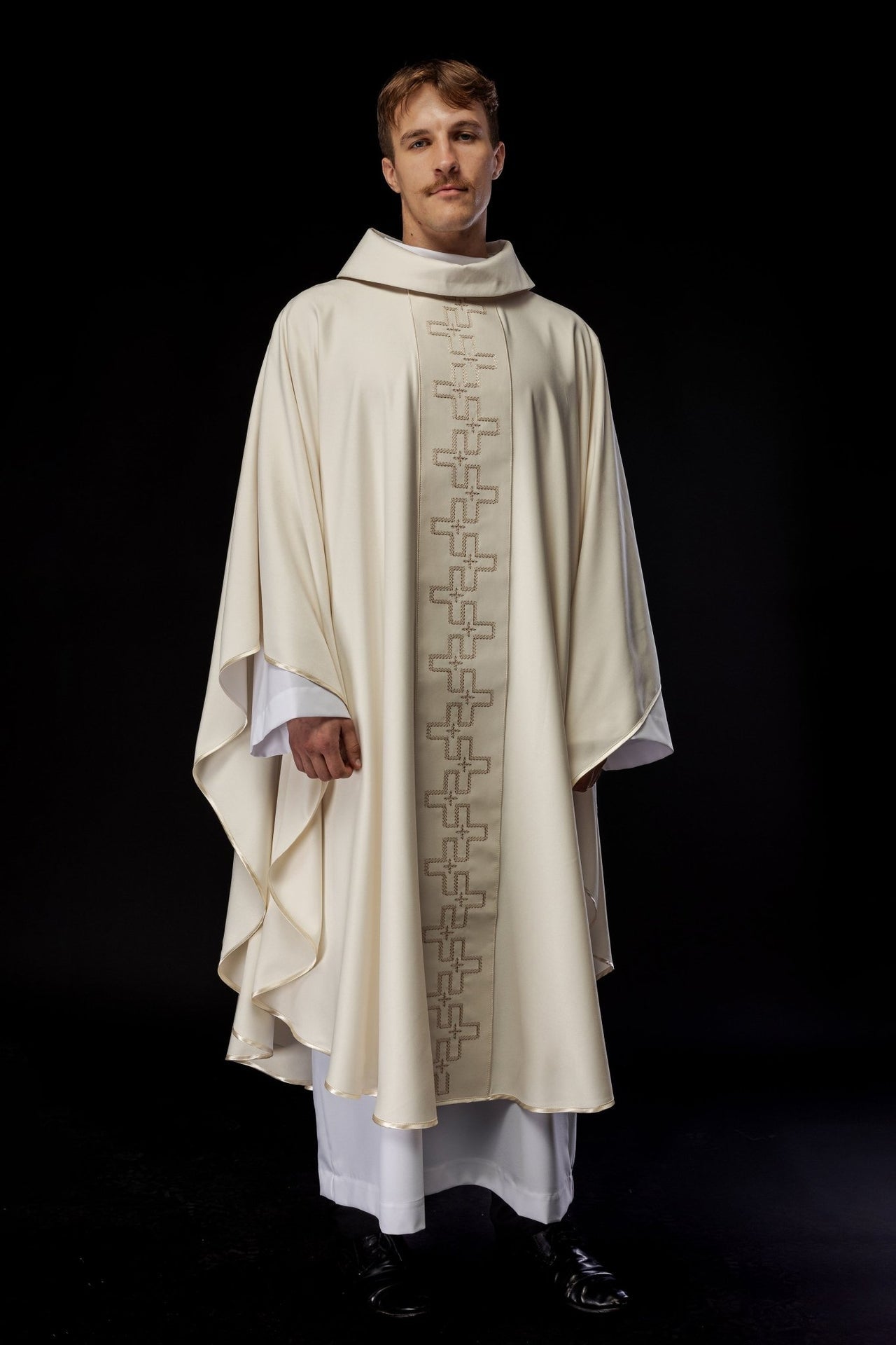 Ornat Liturgiczny Ecru Haft Krzyży - Polski Wyrób Premium - SZATYLITURGICZNE.PL