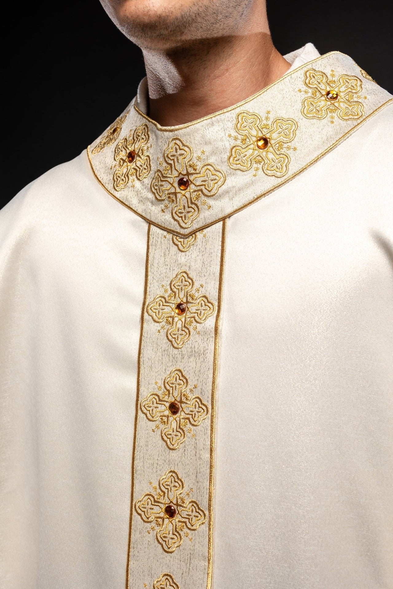 Ornat Liturgiczny Ecru Haftowany Kamieniami - Elegancki Strój Kapłański - SZATYLITURGICZNE.PL