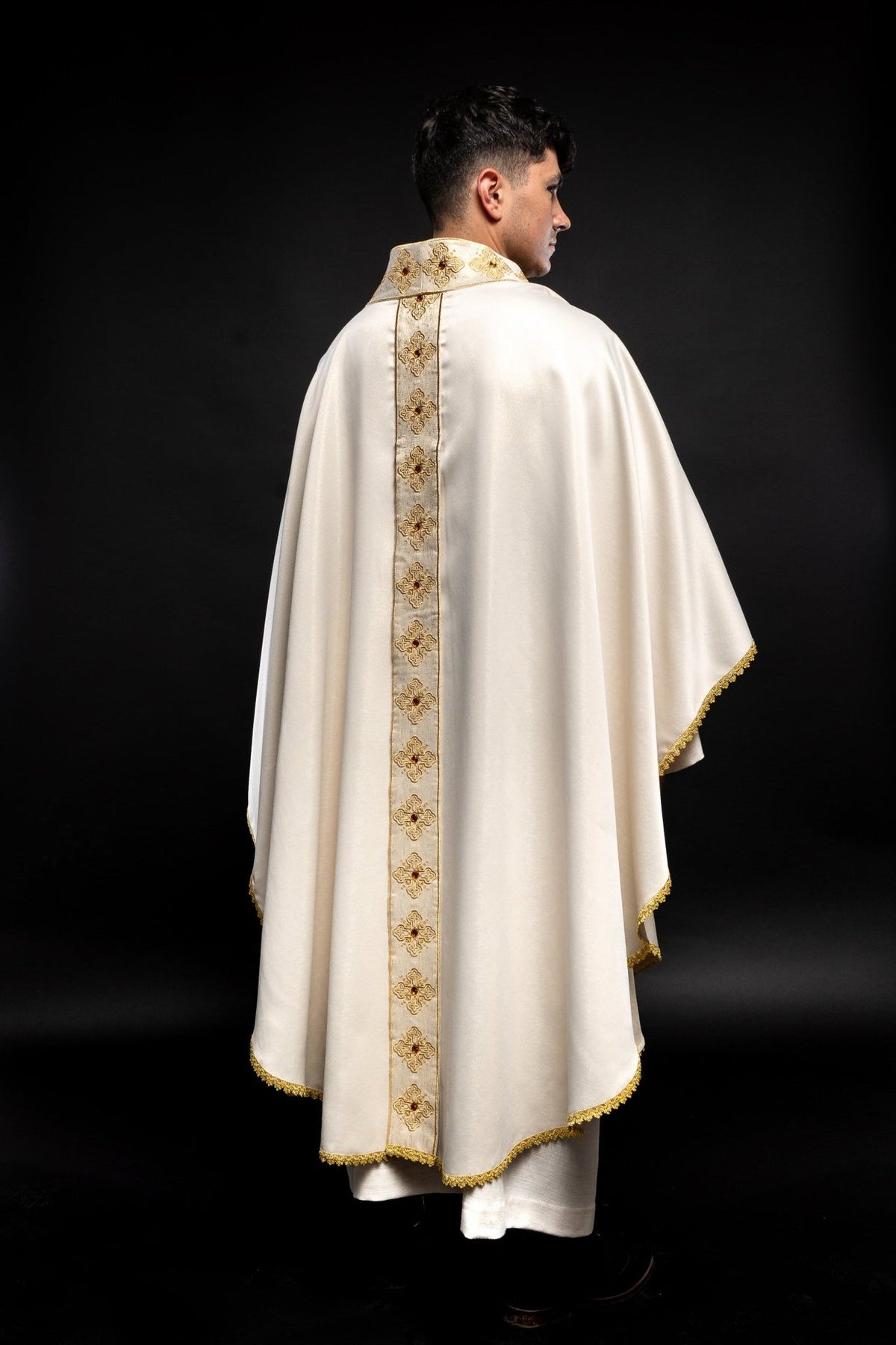 Ornat Liturgiczny Ecru Haftowany Kamieniami - Elegancki Strój Kapłański - SZATYLITURGICZNE.PL