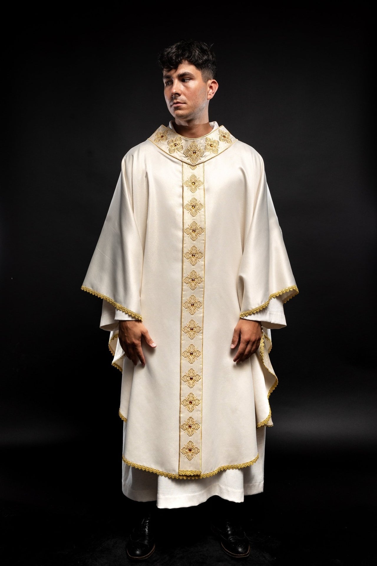 Ornat Liturgiczny Ecru Haftowany Kamieniami - Elegancki Strój Kapłański - SZATYLITURGICZNE.PL