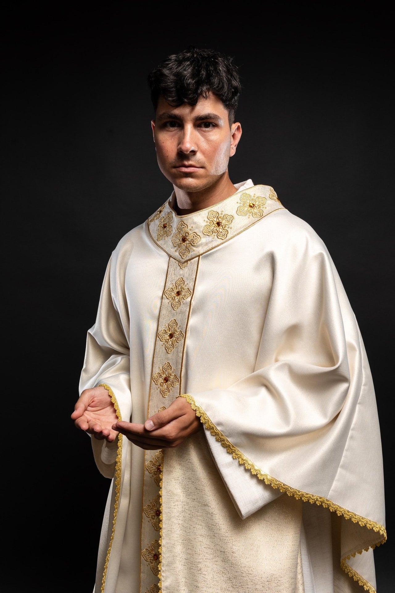 Ornat Liturgiczny Ecru Haftowany Kamieniami - Elegancki Strój Kapłański - SZATYLITURGICZNE.PL