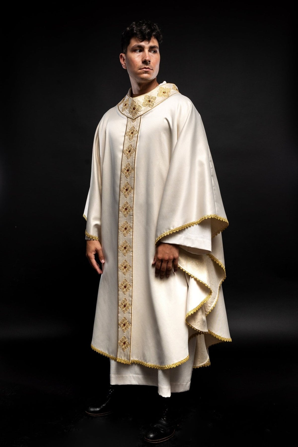 Ornat Liturgiczny Ecru Haftowany Kamieniami - Elegancki Strój Kapłański - SZATYLITURGICZNE.PL