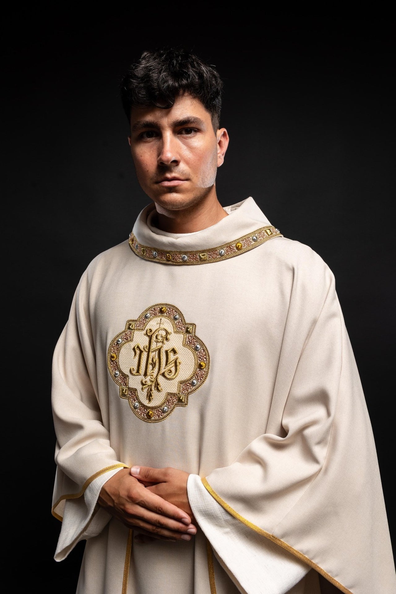 Ornat Liturgiczny Ecru IHS - Bogaty Haft, Polska Produkcja - SZATYLITURGICZNE.PL
