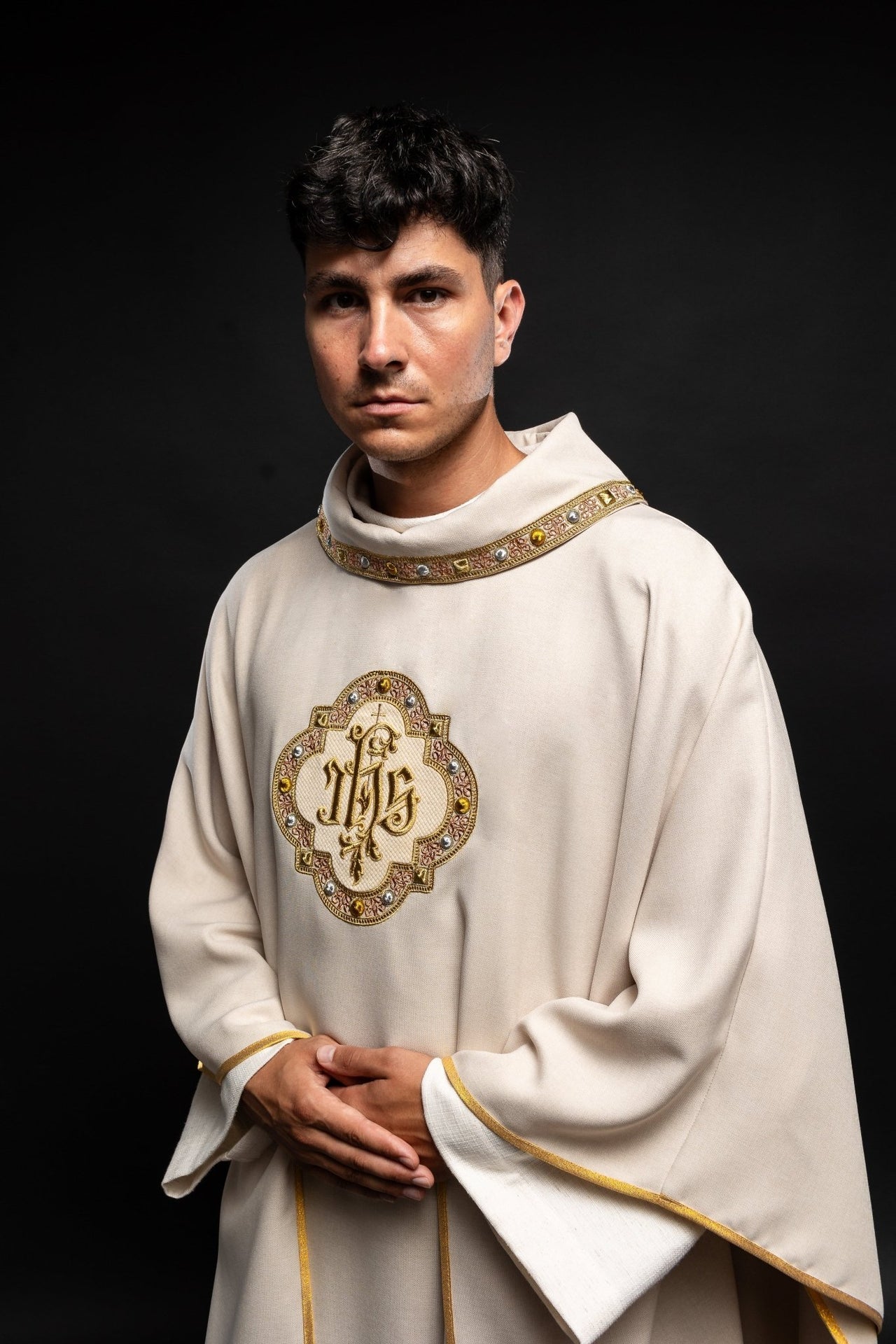 Ornat Liturgiczny Ecru IHS - Bogaty Haft, Polska Produkcja - SZATYLITURGICZNE.PL