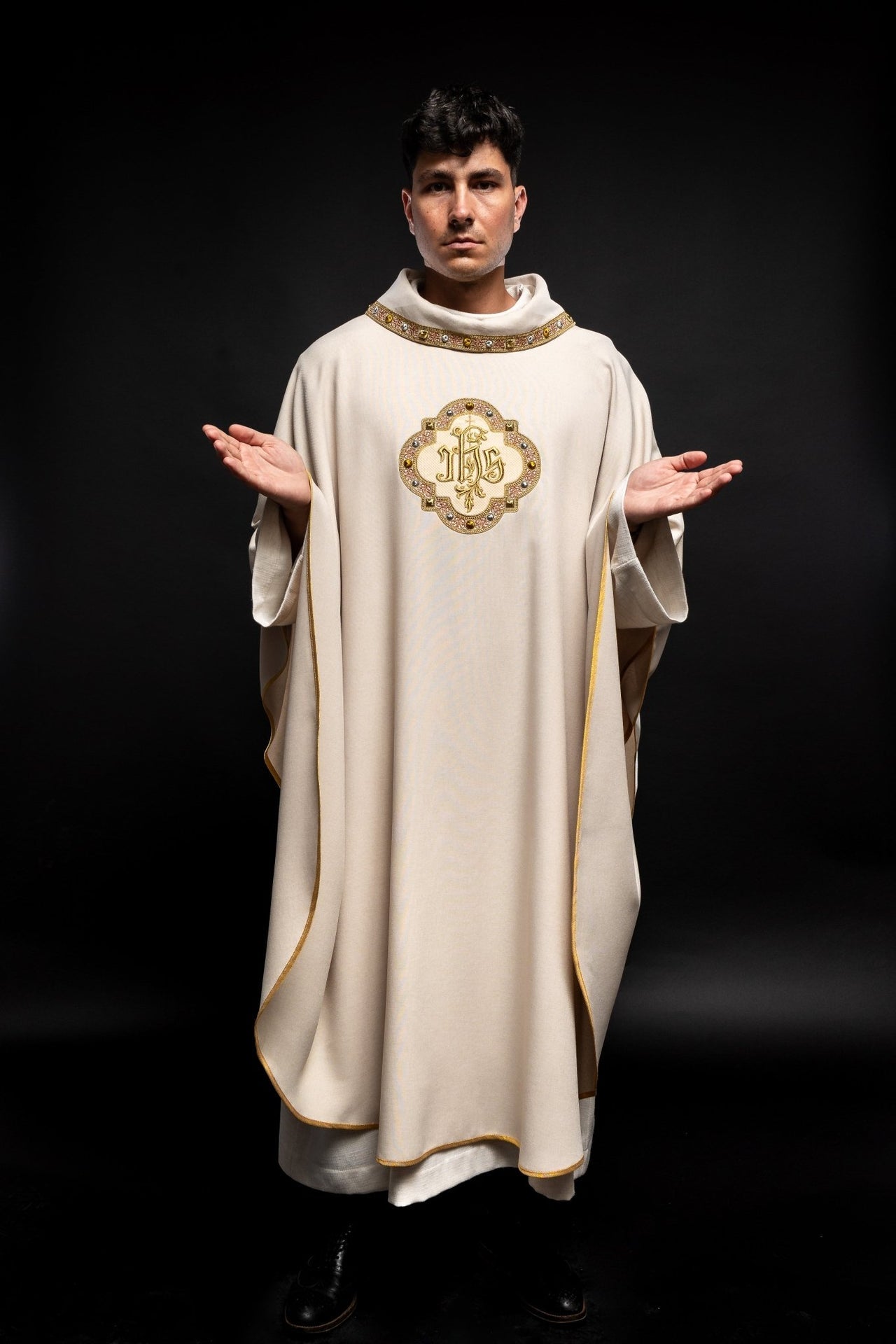 Ornat Liturgiczny Ecru IHS - Bogaty Haft, Polska Produkcja - SZATYLITURGICZNE.PL