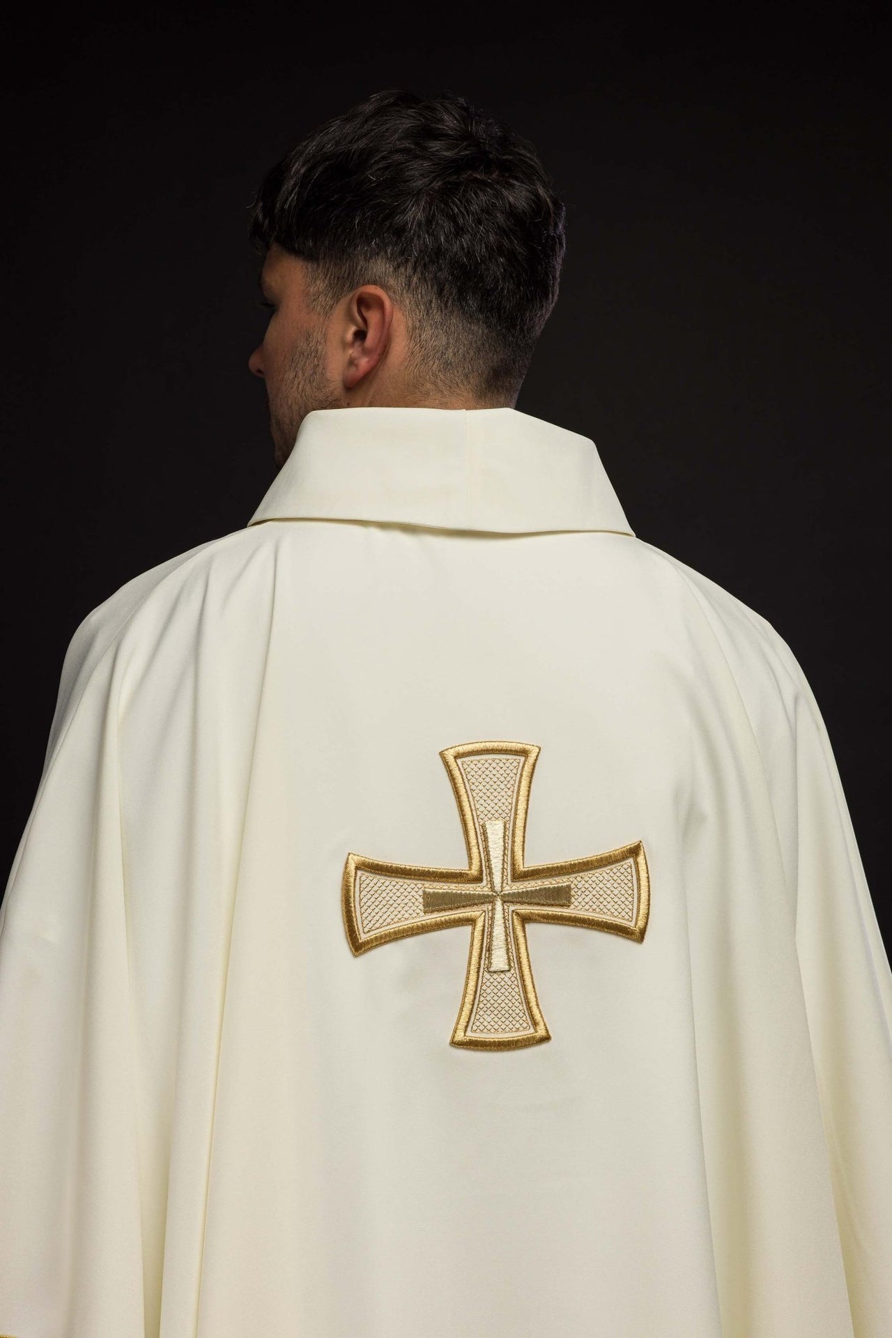 Ornat Liturgiczny Ecru IHS Haft Złota Nić - Polski Producent - SZATYLITURGICZNE.PL