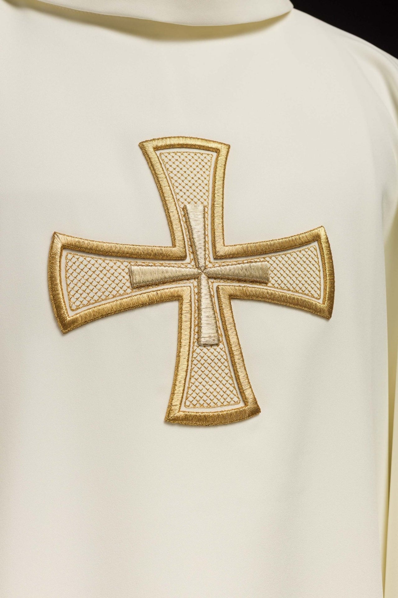 Ornat Liturgiczny Ecru IHS Haft Złota Nić - Polski Producent - SZATYLITURGICZNE.PL