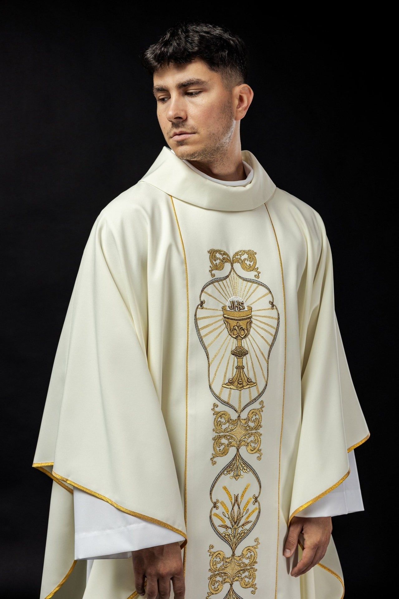 Ornat Liturgiczny Ecru IHS Haftowany Kielich - Elegancki Zdobienie - SZATYLITURGICZNE.PL