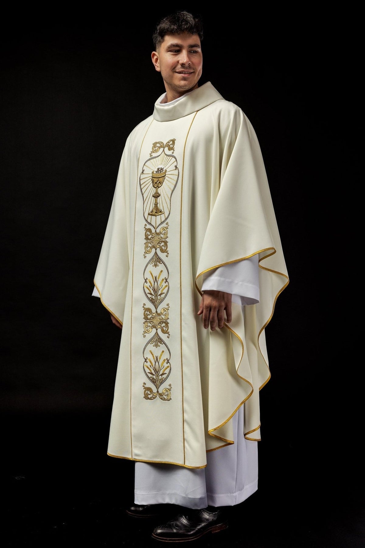 Ornat Liturgiczny Ecru IHS Haftowany Kielich - Elegancki Zdobienie - SZATYLITURGICZNE.PL