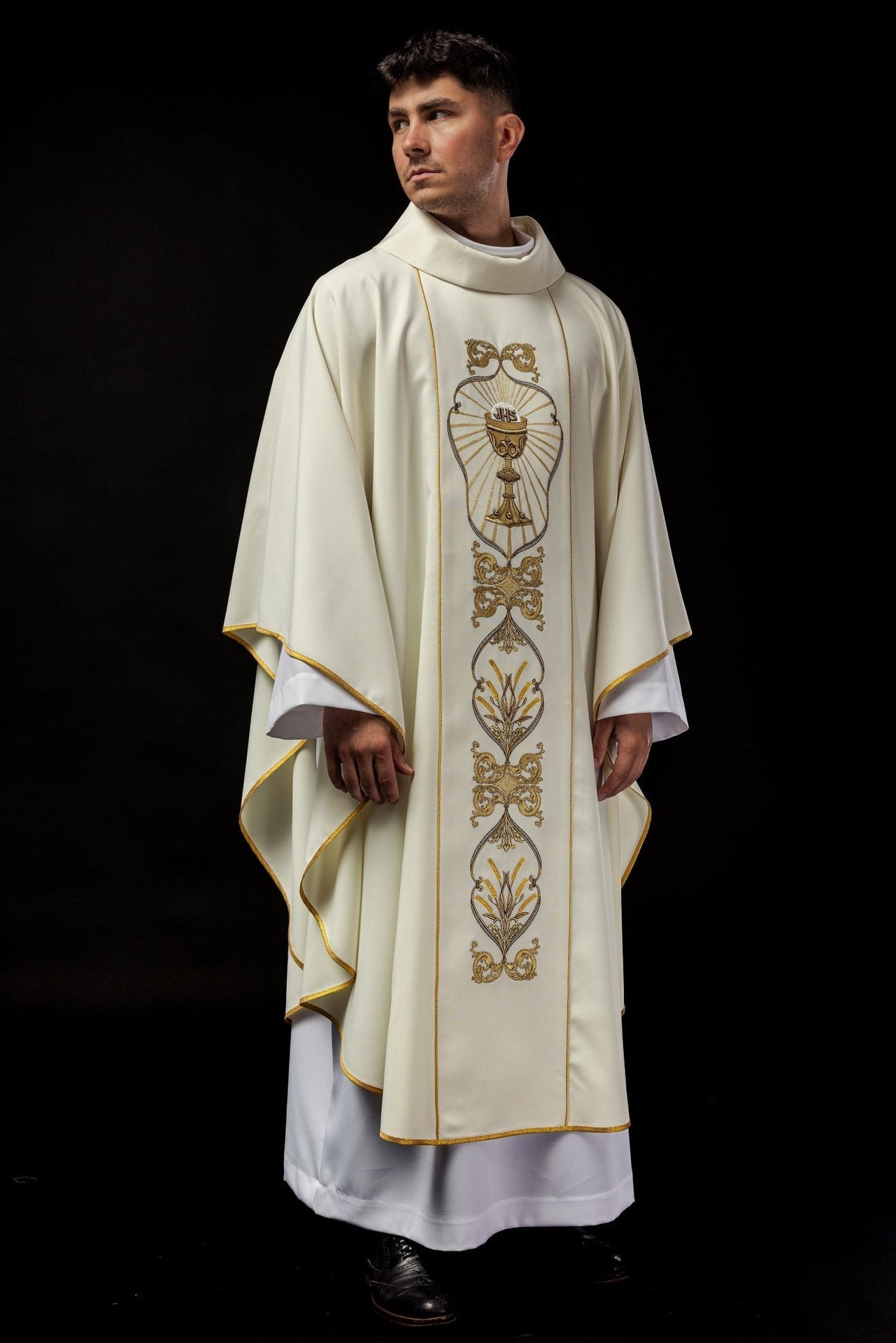Ornat Liturgiczny Ecru IHS Haftowany Kielich - Elegancki Zdobienie - SZATYLITURGICZNE.PL