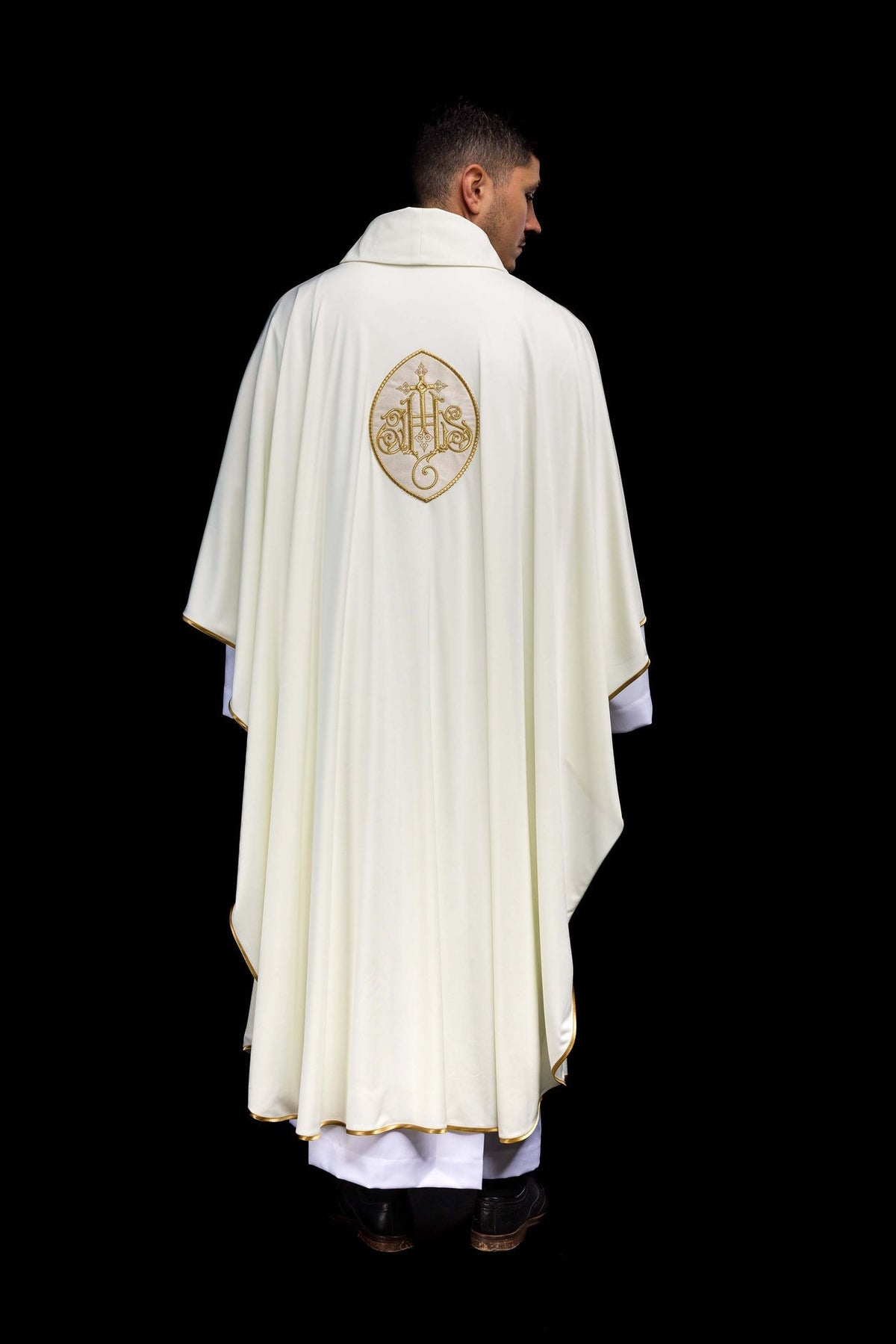 Ornat Liturgiczny Ecru IHS Haftowany Złotą Nicią - Sacrolite - SZATYLITURGICZNE.PL
