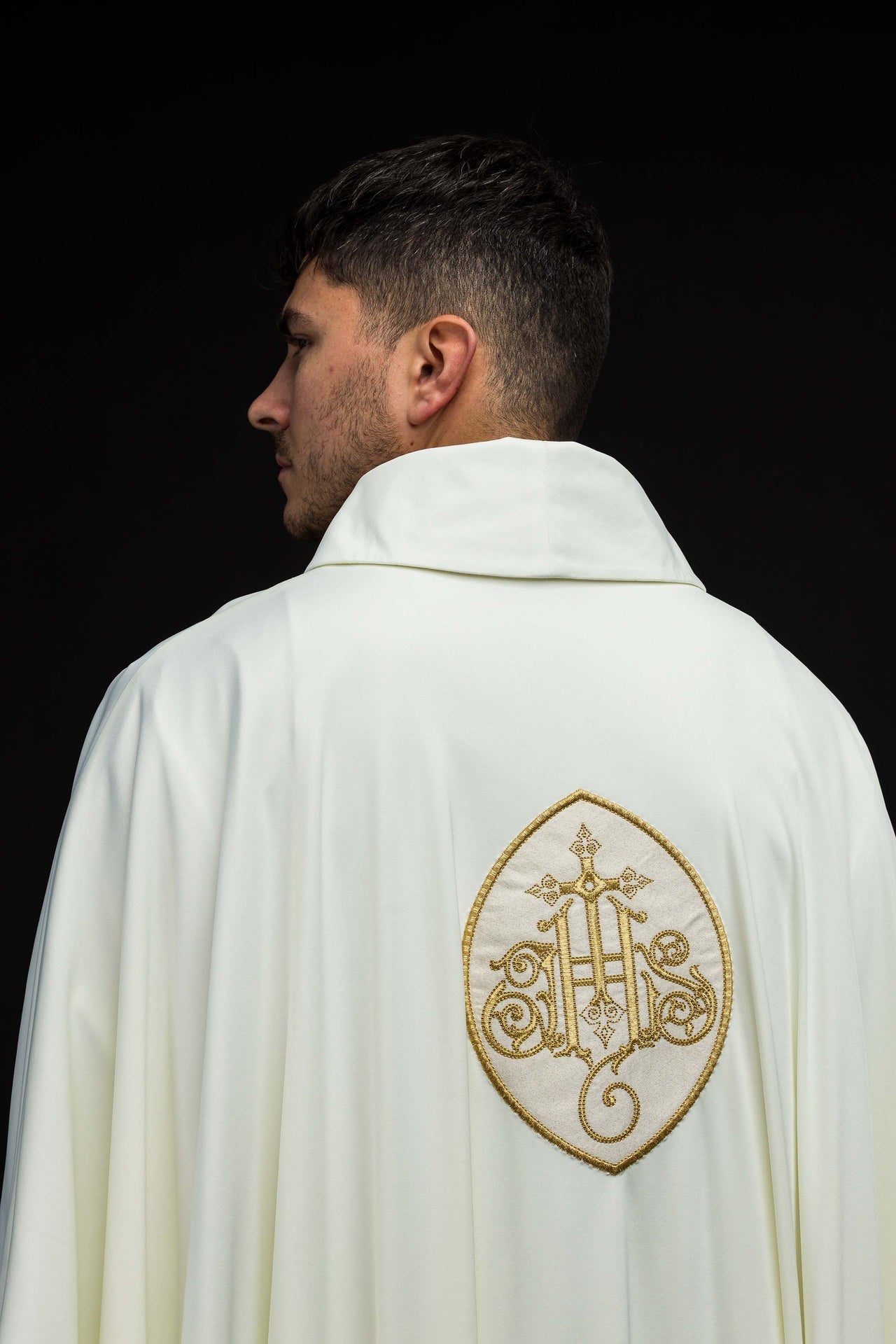 Ornat Liturgiczny Ecru IHS Haftowany Złotą Nicią - Sacrolite - SZATYLITURGICZNE.PL