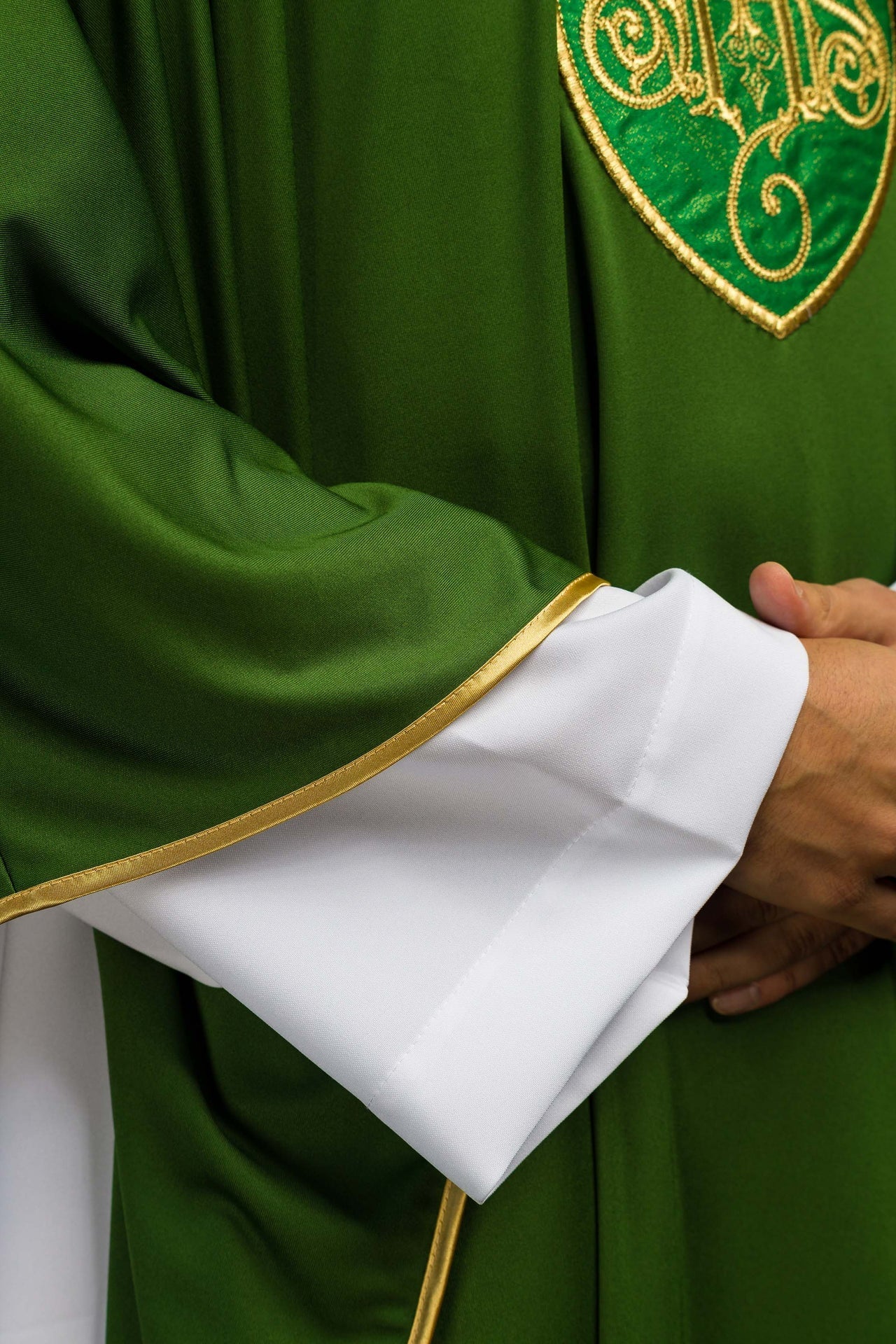 Ornat Liturgiczny Ecru IHS - Lekka Dzianina Sacrolite, Złoty Haft - SZATYLITURGICZNE.PL