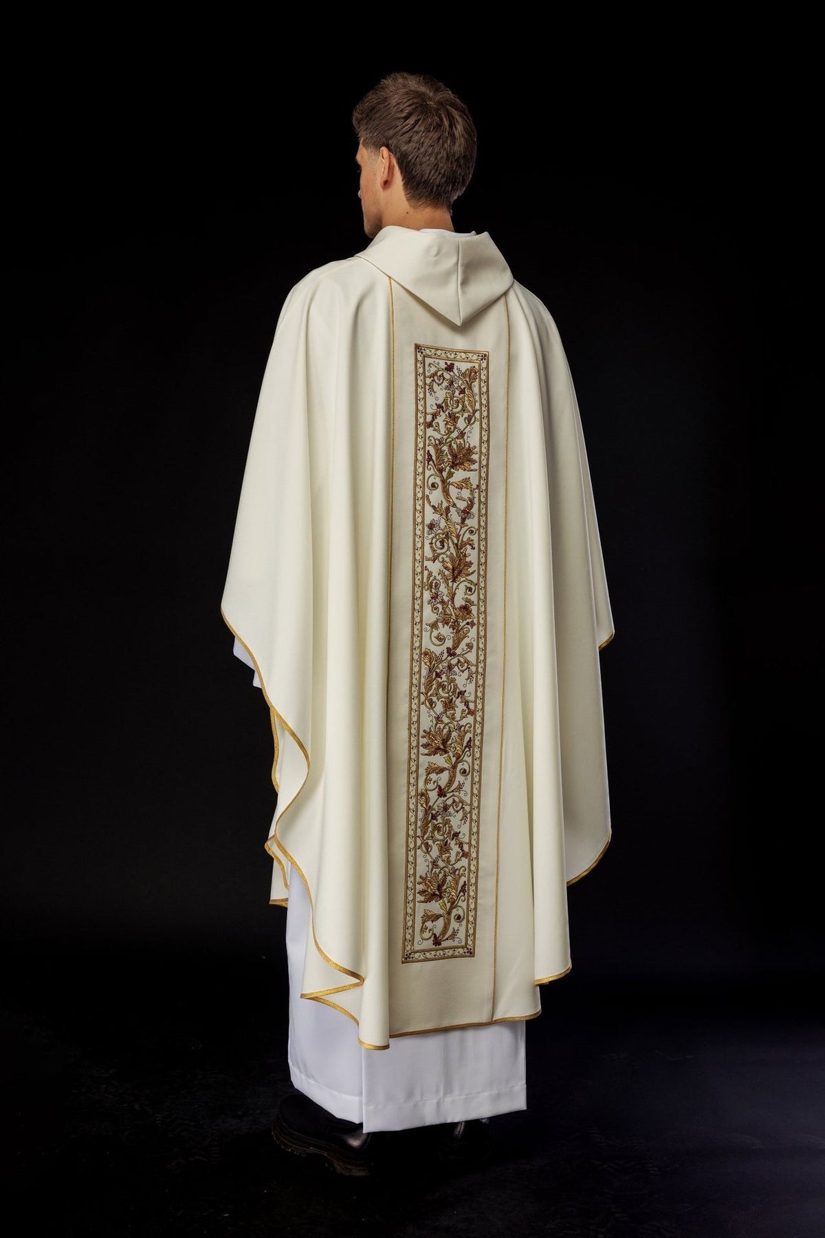 Ornat Liturgiczny Ecru IHS - Złota Lamówka, Elegancki Haft - SZATYLITURGICZNE.PL