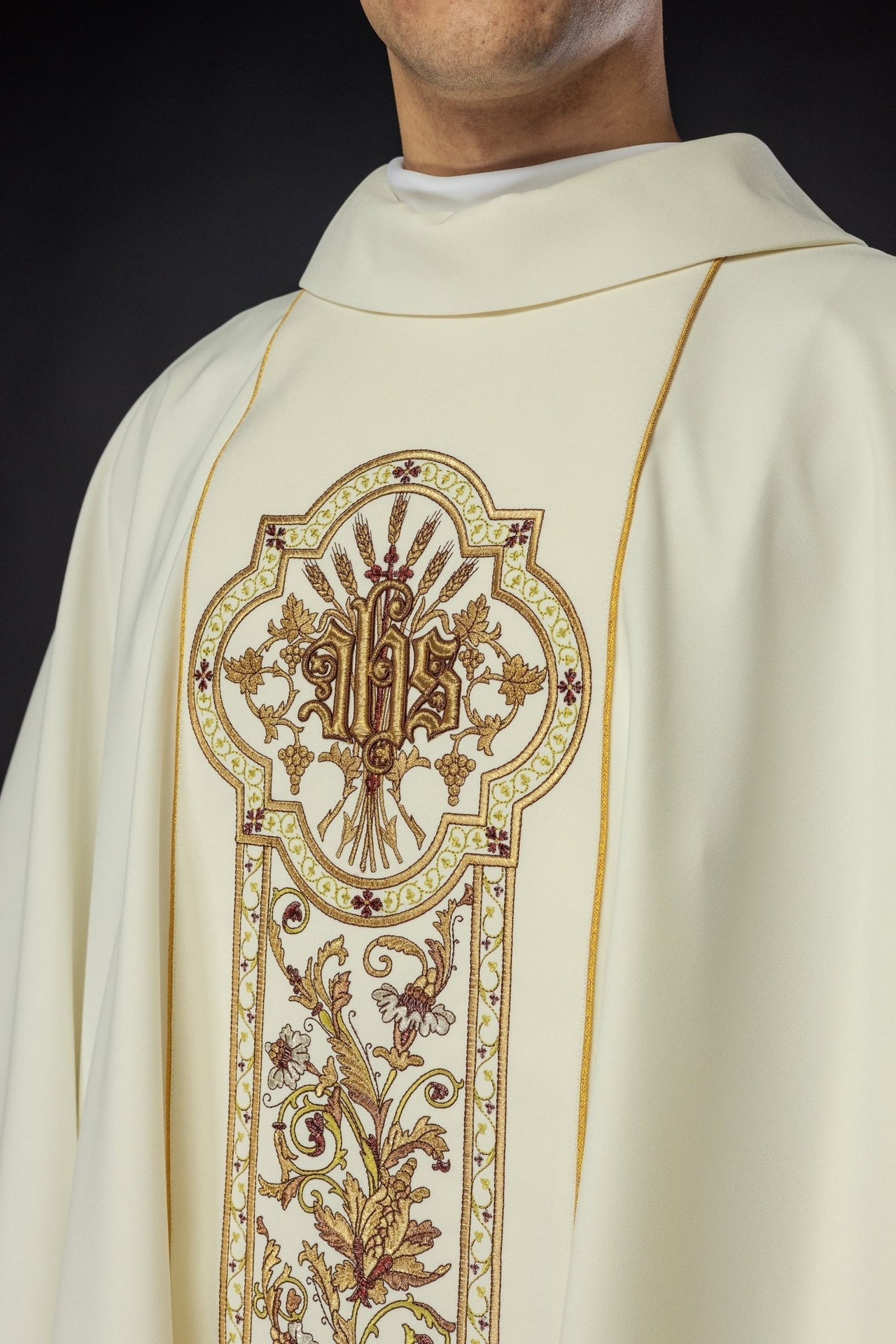 Ornat Liturgiczny Ecru IHS - Złota Lamówka, Elegancki Haft - SZATYLITURGICZNE.PL