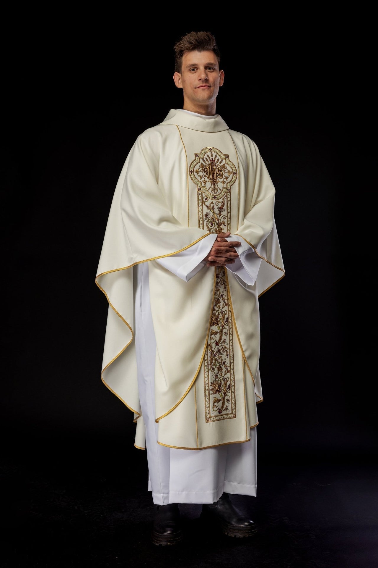 Ornat Liturgiczny Ecru IHS - Złota Lamówka, Elegancki Haft - SZATYLITURGICZNE.PL