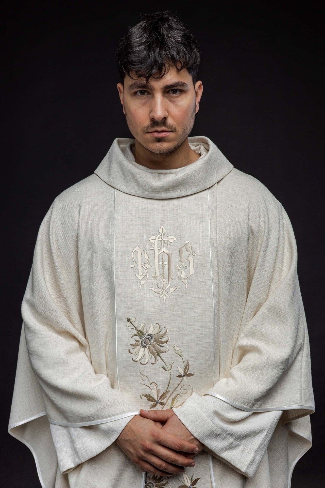 Ornat Liturgiczny Ecru IHS - Złota Lamówka, Polska Produkcja - SZATYLITURGICZNE.PL