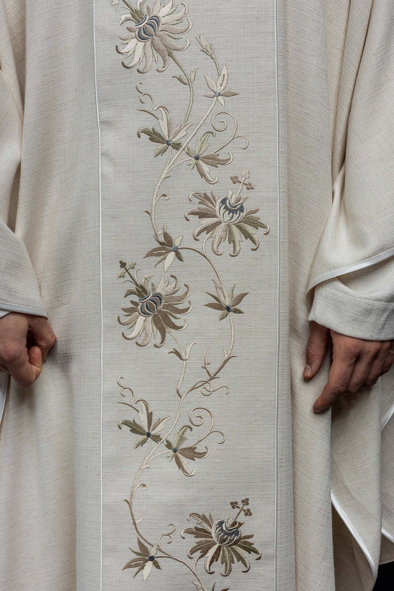 Ornat Liturgiczny Ecru IHS - Złota Lamówka, Polska Produkcja - SZATYLITURGICZNE.PL