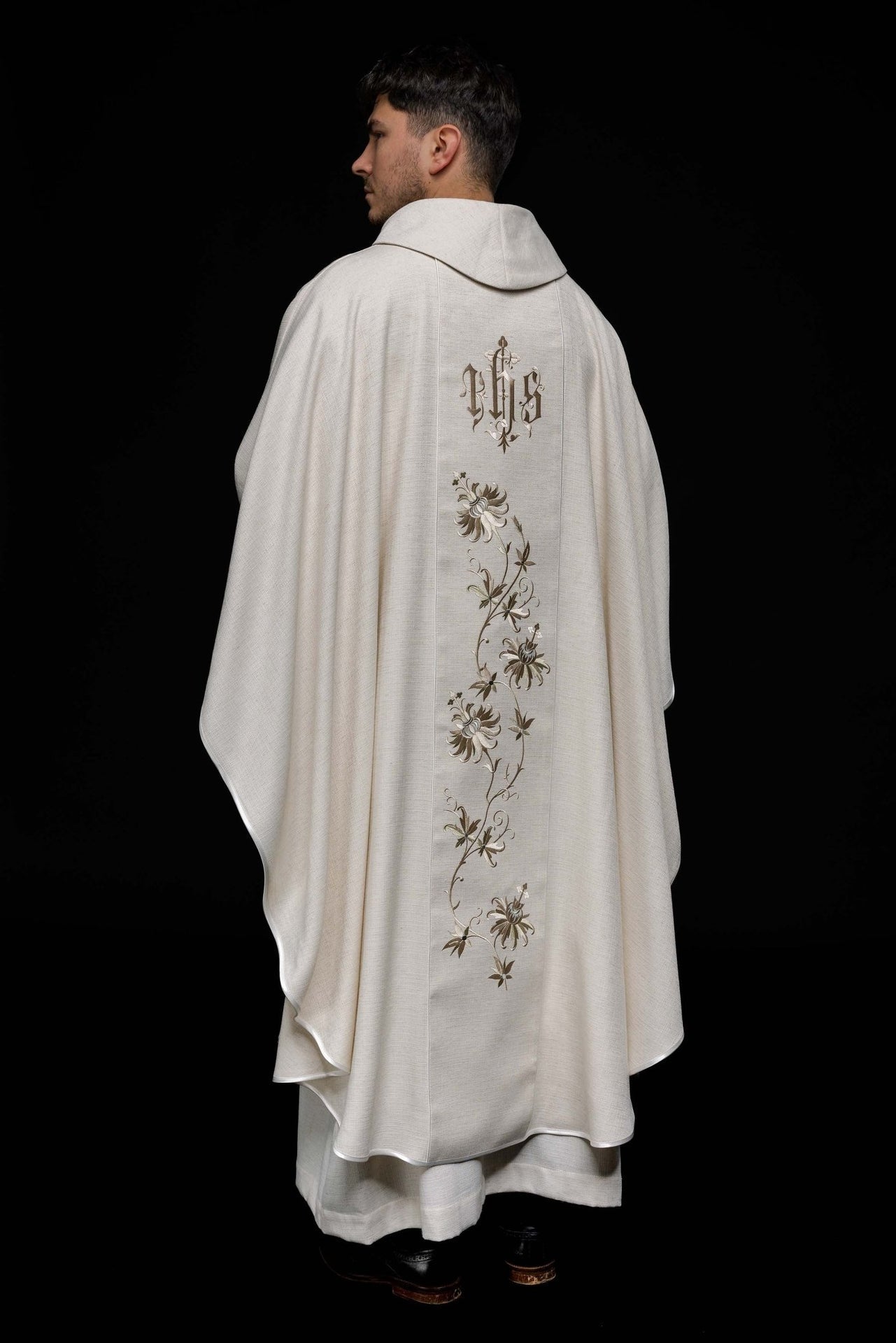 Ornat Liturgiczny Ecru IHS - Złota Lamówka, Polska Produkcja - SZATYLITURGICZNE.PL