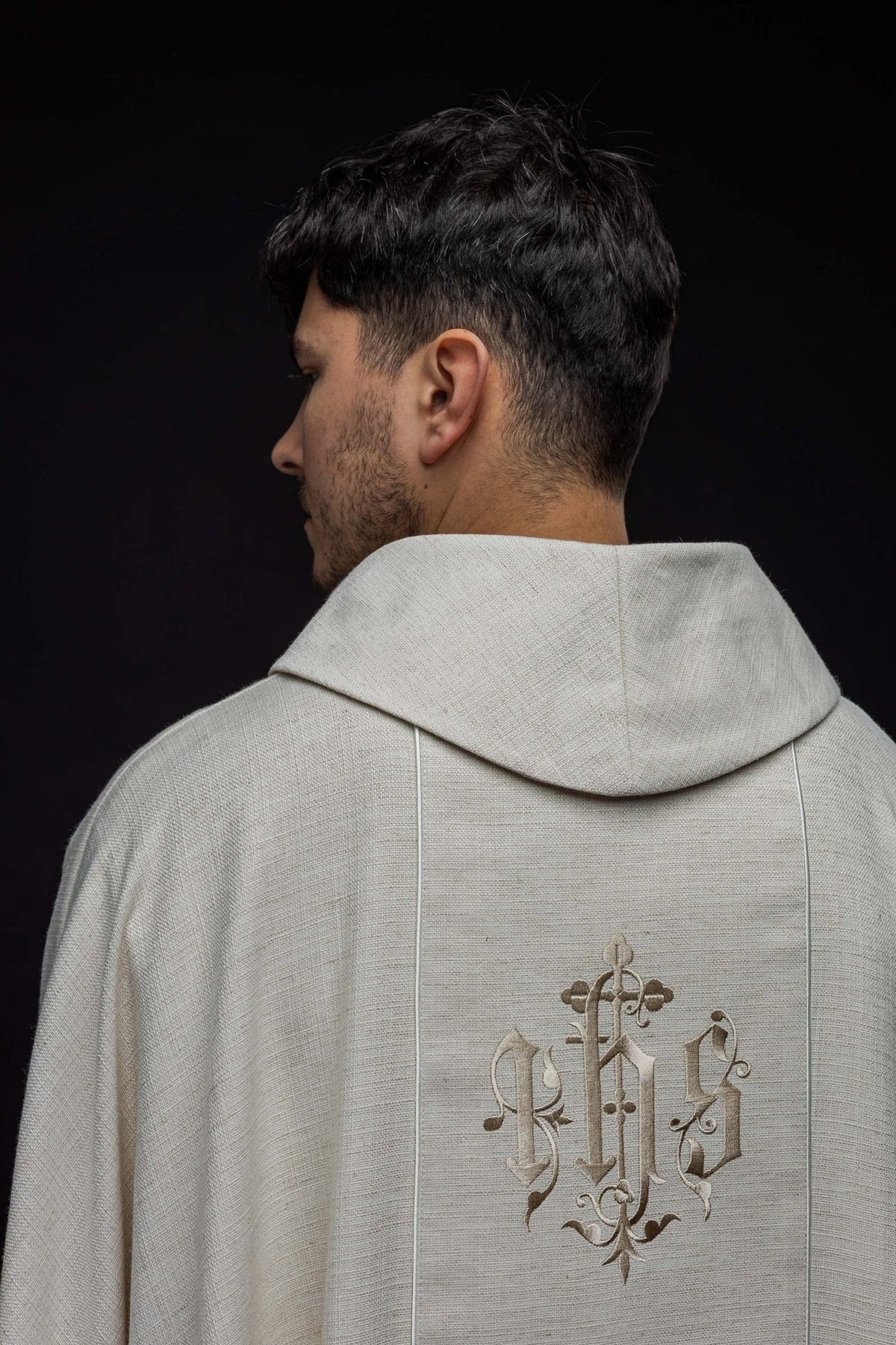 Ornat Liturgiczny Ecru IHS - Złota Lamówka, Polska Produkcja - SZATYLITURGICZNE.PL