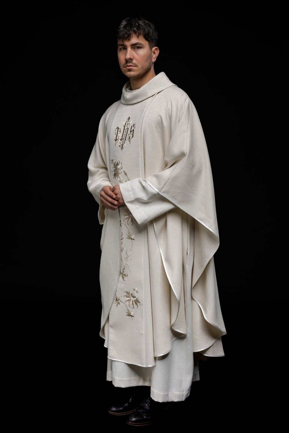 Ornat Liturgiczny Ecru IHS - Złota Lamówka, Polska Produkcja - SZATYLITURGICZNE.PL