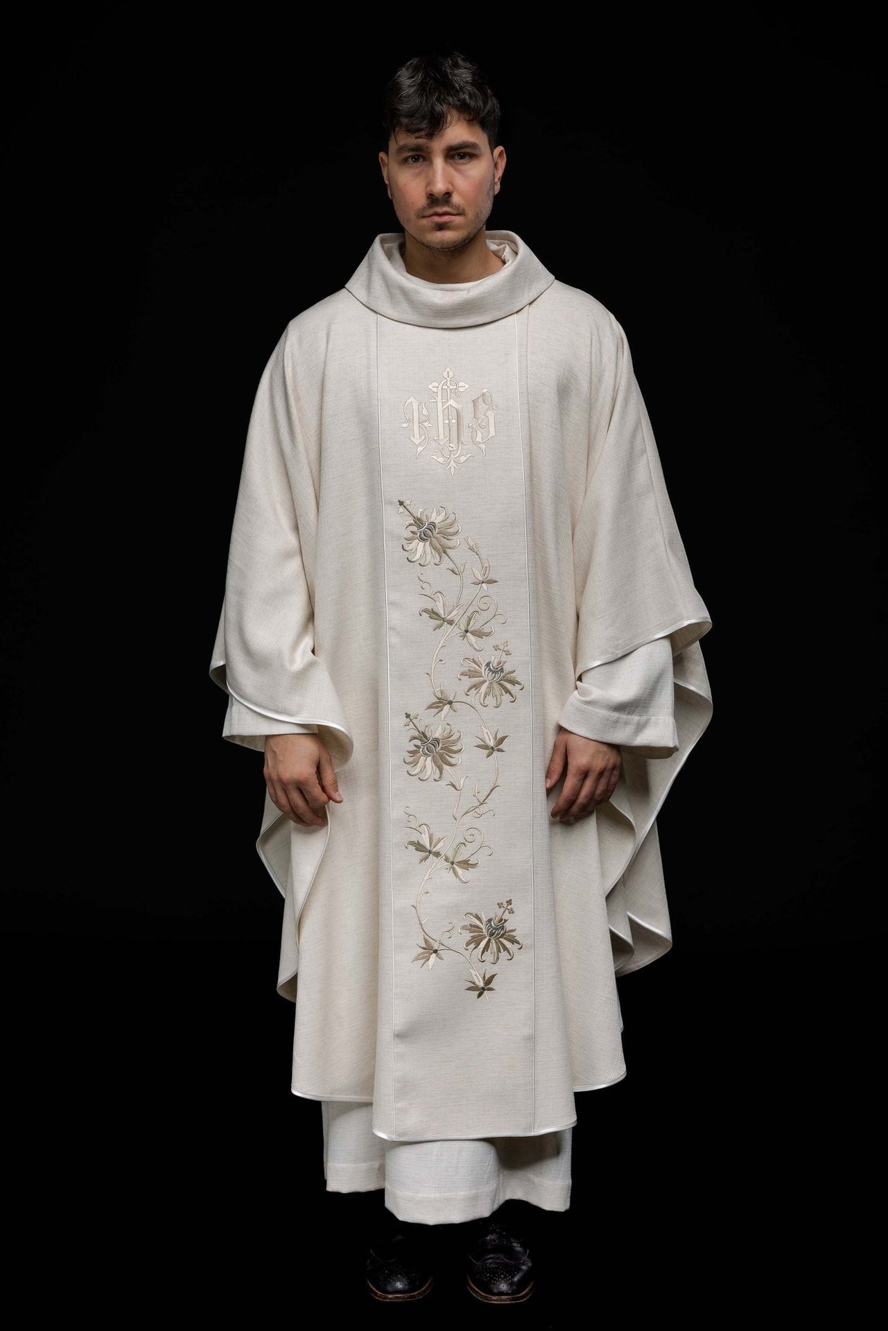 Ornat Liturgiczny Ecru IHS - Złota Lamówka, Polska Produkcja - SZATYLITURGICZNE.PL
