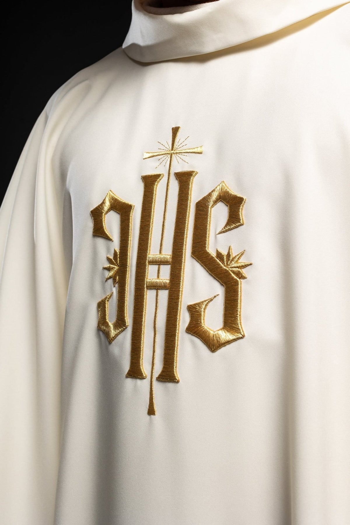 Ornat Liturgiczny Ecru IHS Złoty Haft - Elegancki Symbol Eucharystii - SZATYLITURGICZNE.PL