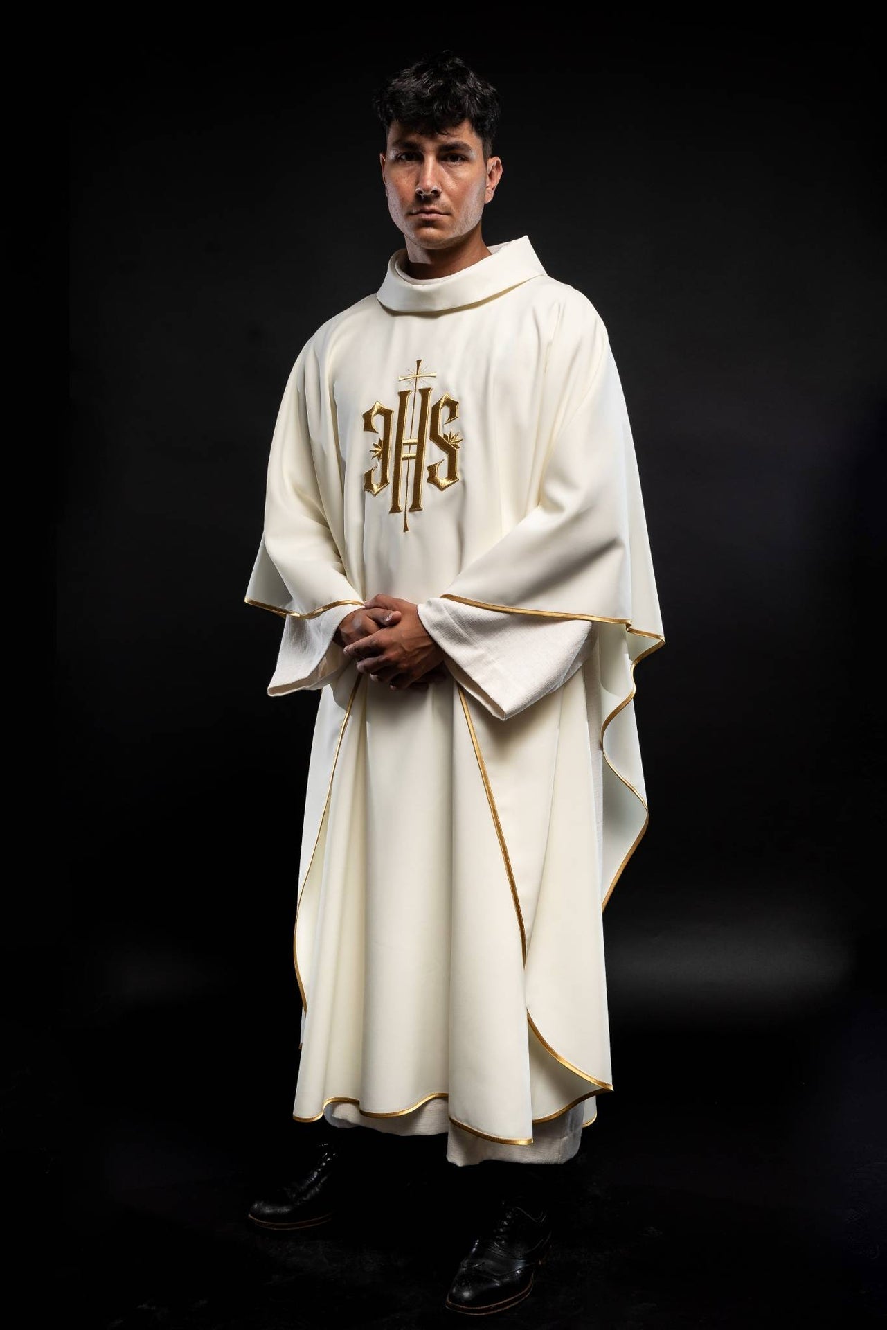 Ornat Liturgiczny Ecru IHS Złoty Haft - Elegancki Symbol Eucharystii - SZATYLITURGICZNE.PL