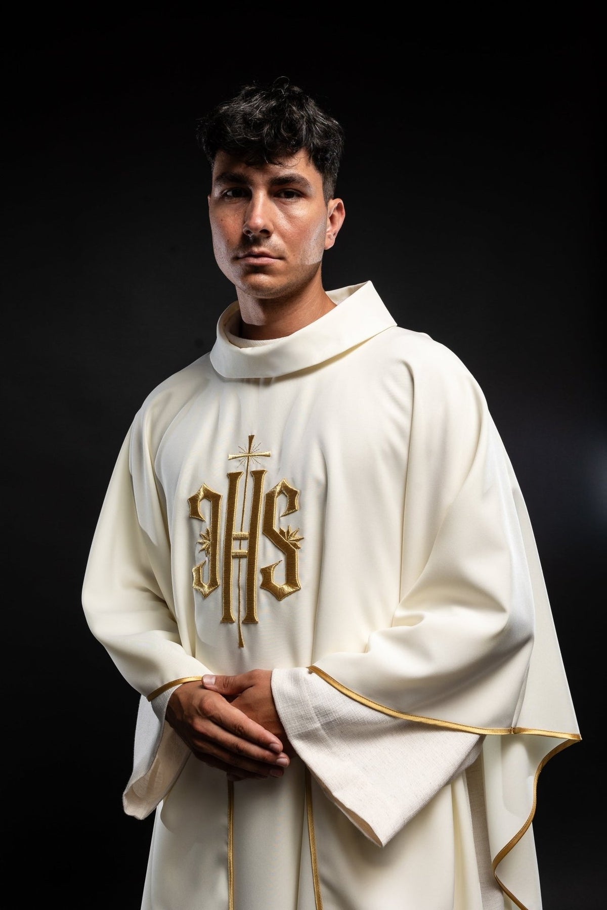 Ornat Liturgiczny Ecru IHS Złoty Haft - Elegancki Symbol Eucharystii - SZATYLITURGICZNE.PL