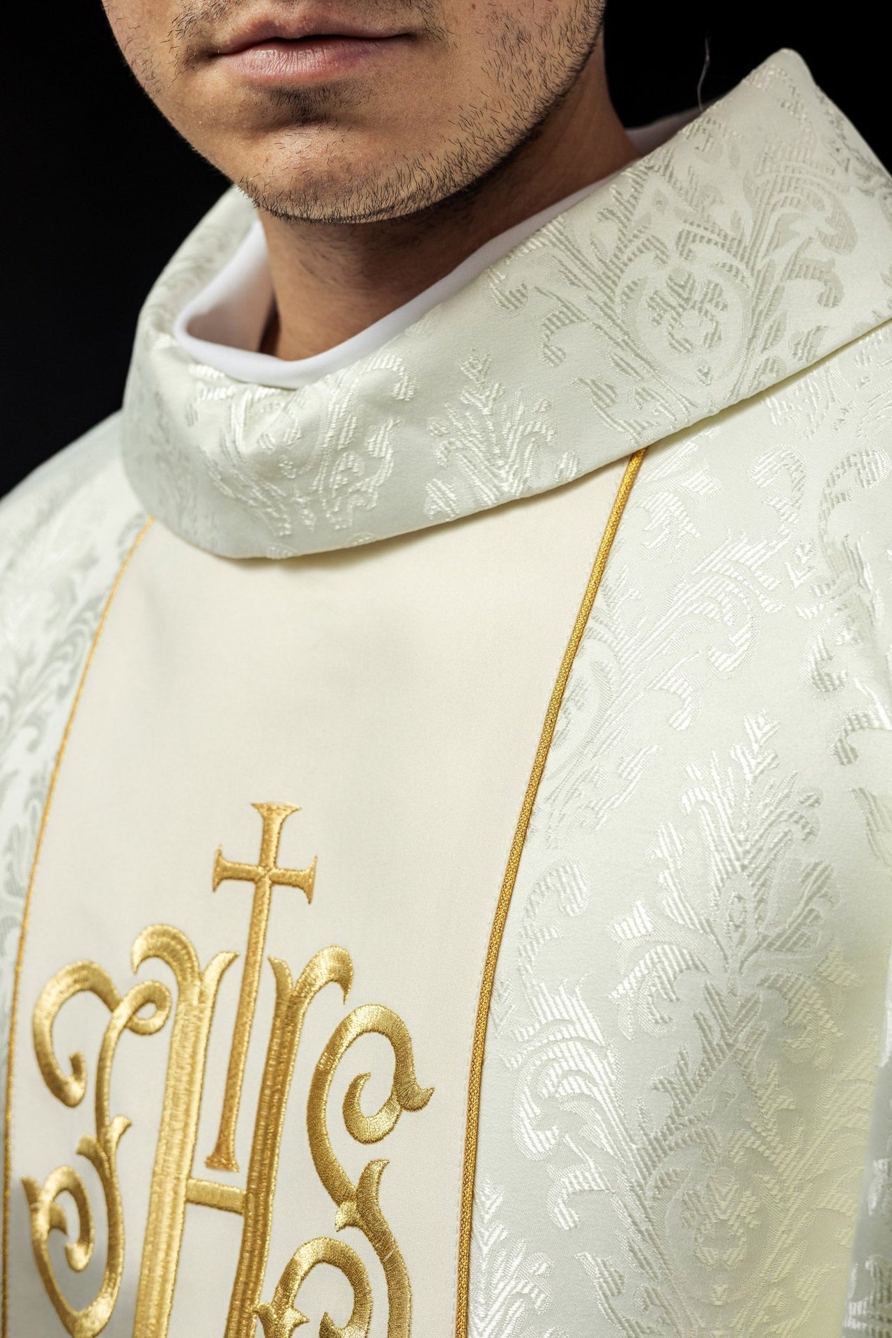 Ornat Liturgiczny Ecru IHS Złoty Haft - Polska Produkcja - SZATYLITURGICZNE.PL