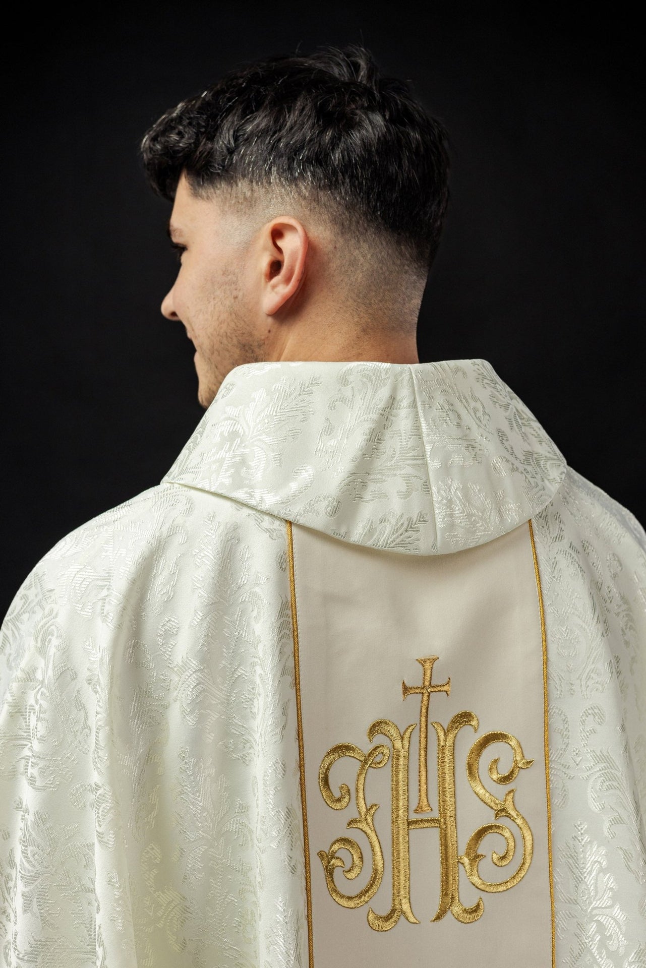 Ornat Liturgiczny Ecru IHS Złoty Haft - Polska Produkcja - SZATYLITURGICZNE.PL