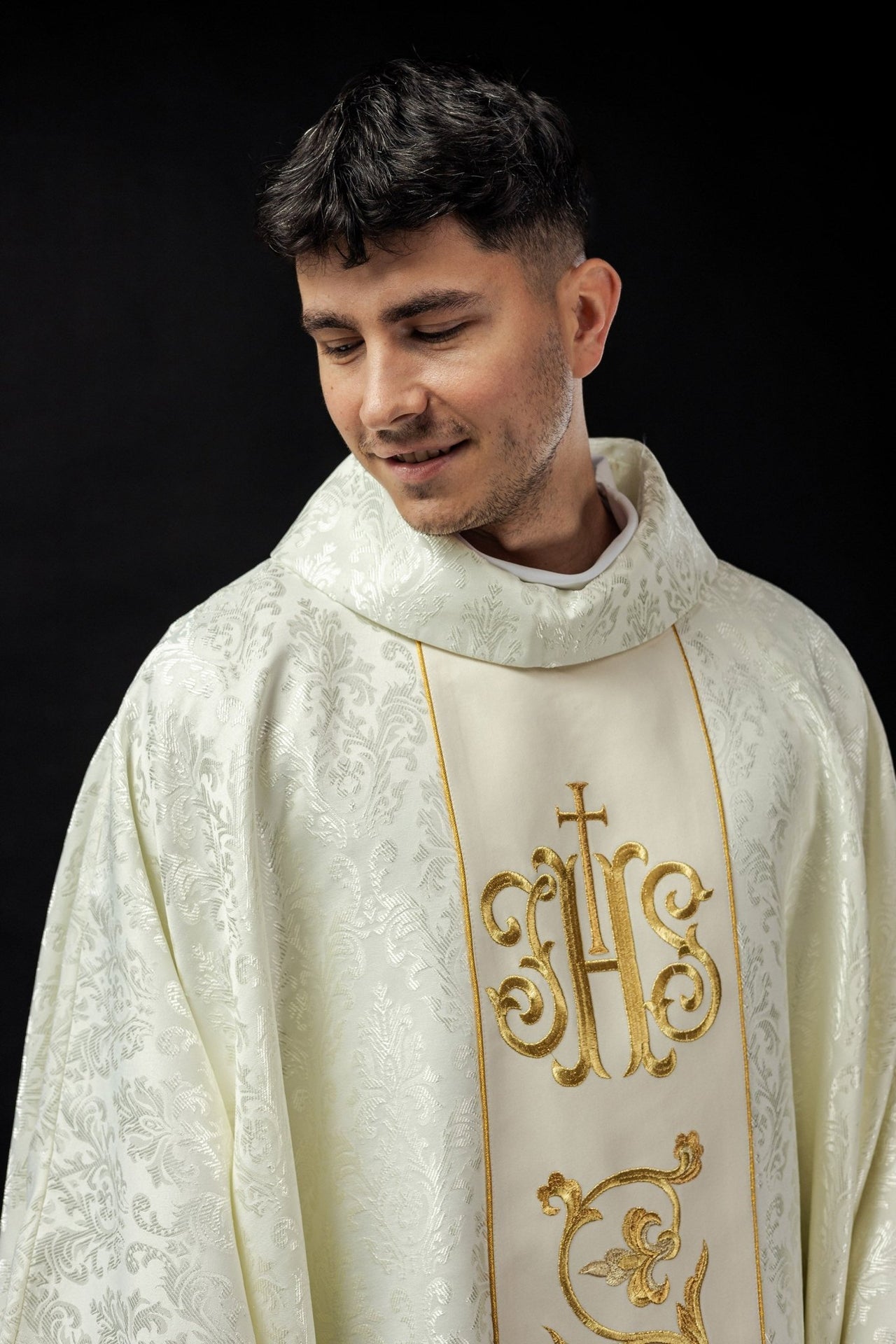 Ornat Liturgiczny Ecru IHS Złoty Haft - Polska Produkcja - SZATYLITURGICZNE.PL