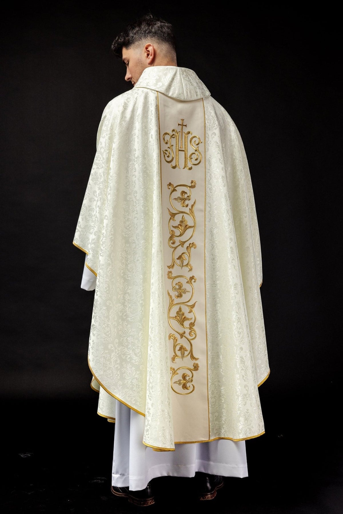 Ornat Liturgiczny Ecru IHS Złoty Haft - Polska Produkcja - SZATYLITURGICZNE.PL