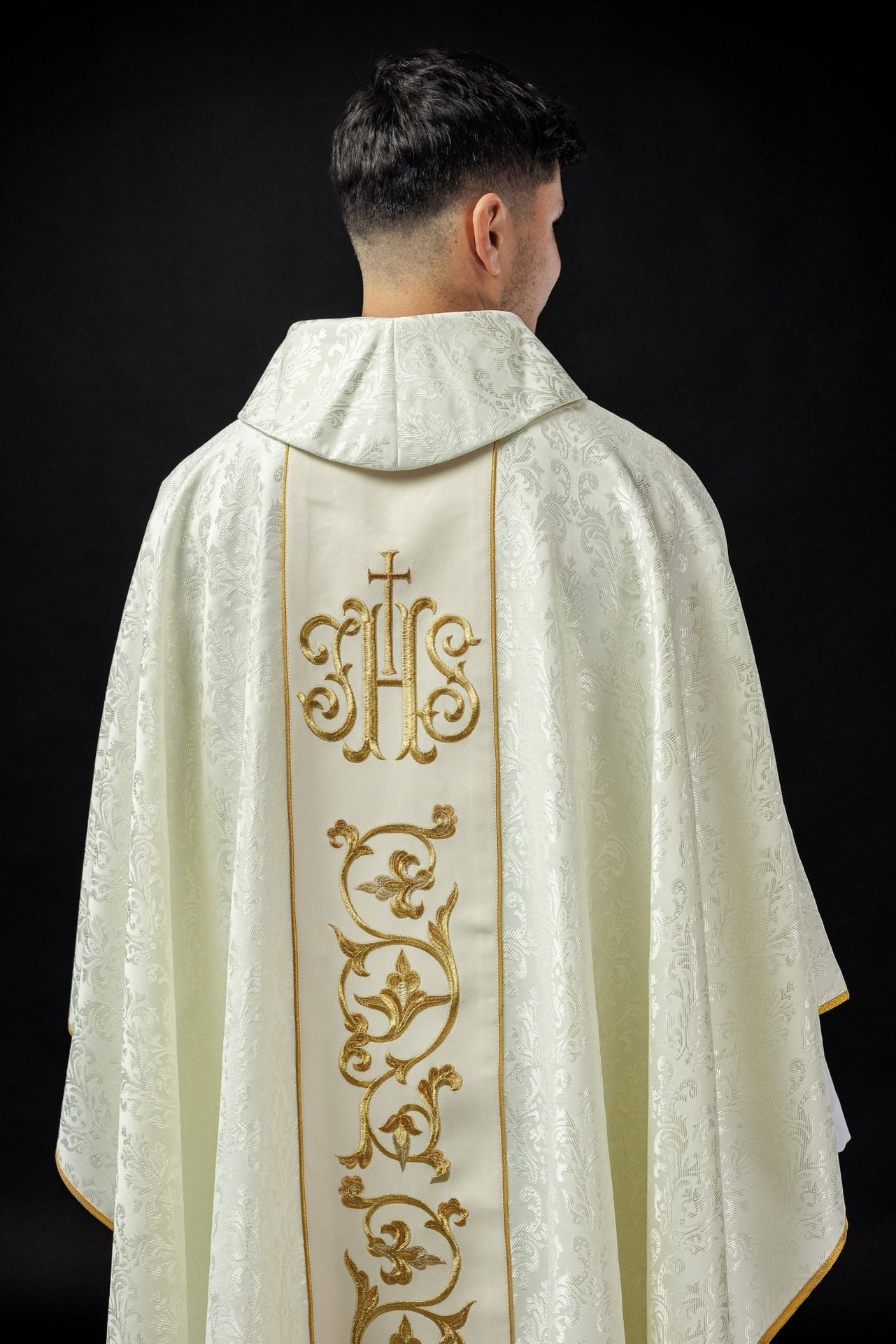 Ornat Liturgiczny Ecru IHS Złoty Haft - Polska Produkcja - SZATYLITURGICZNE.PL