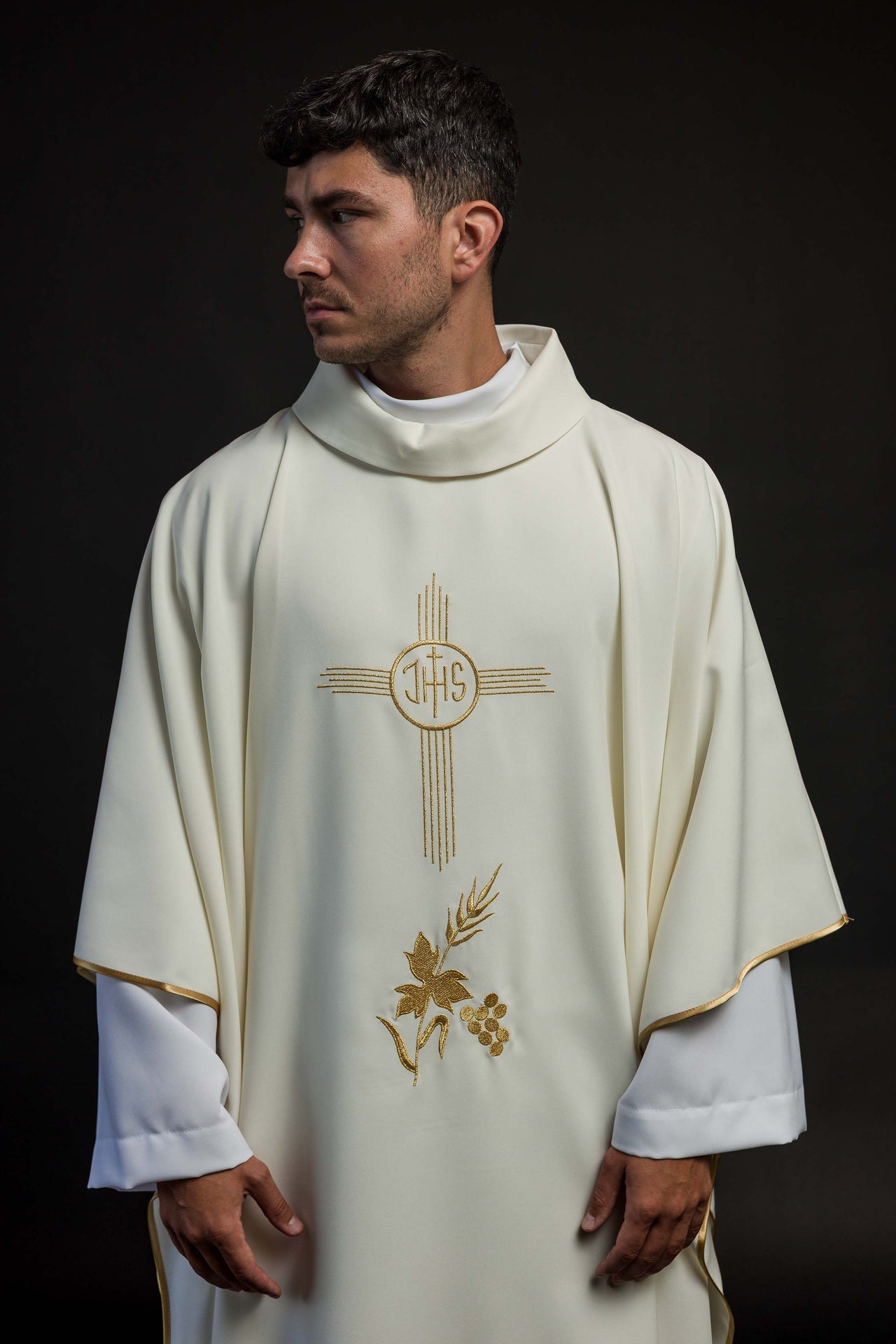 Ornat Liturgiczny Ecru IHS Złoty Haft - Polski Produkt - SZATYLITURGICZNE.PL