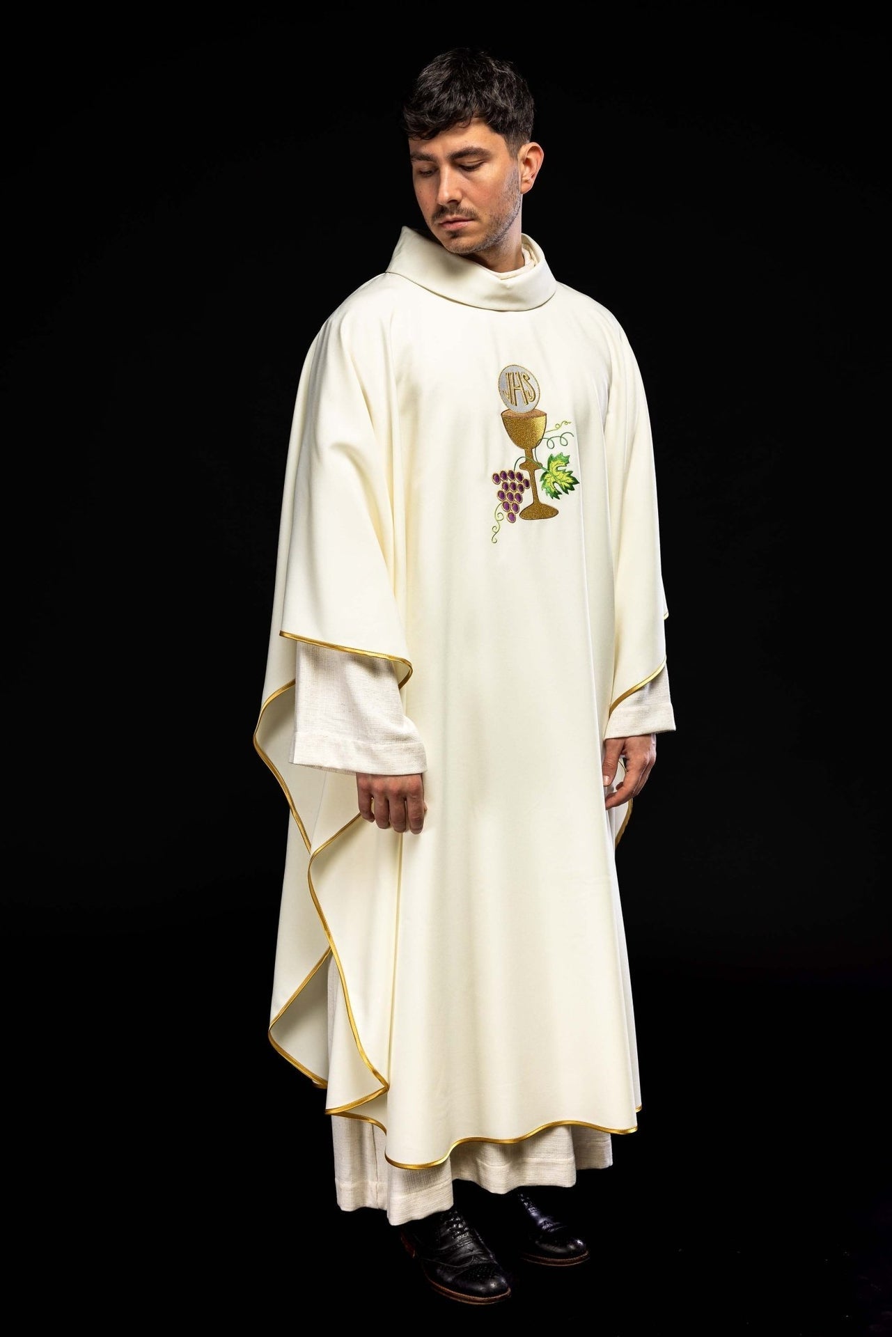 Ornat Liturgiczny Ecru - Kielich, Krzyż i Winogrona, Haftowany - SZATYLITURGICZNE.PL
