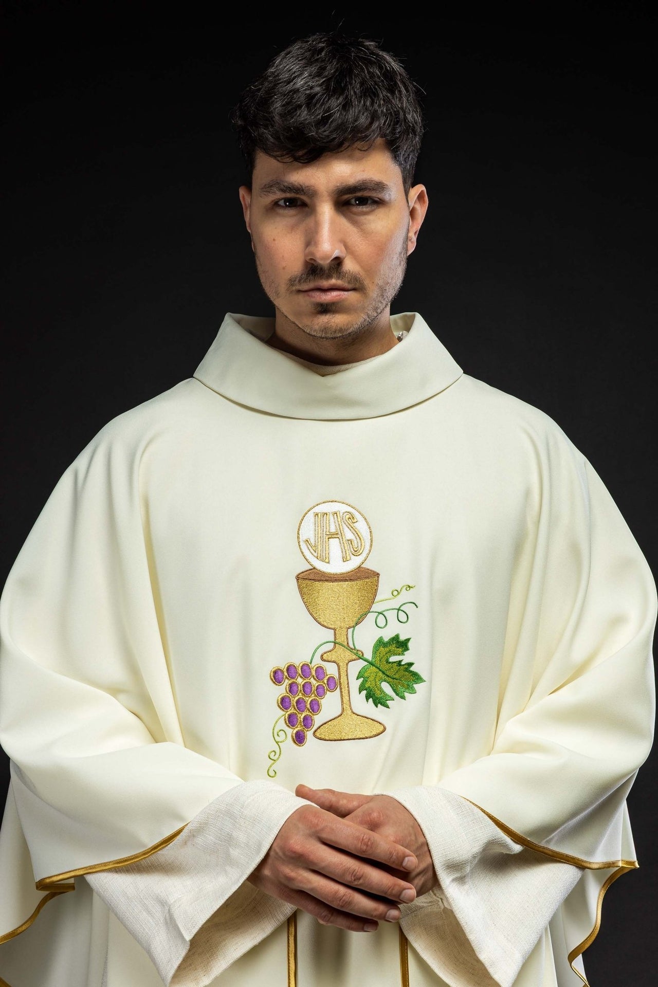 Ornat Liturgiczny Ecru - Kielich, Krzyż i Winogrona, Haftowany - SZATYLITURGICZNE.PL