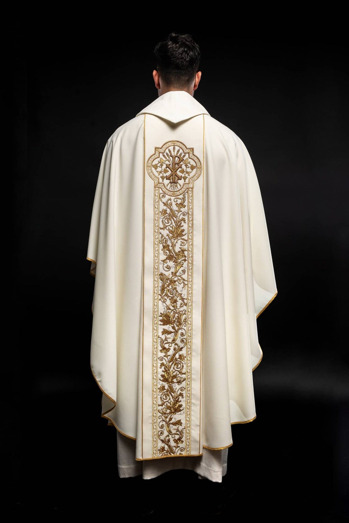 Ornat Liturgiczny Ecru - Serce Jezusa i PAX, Bogaty Haft Złoty - SZATYLITURGICZNE.PL