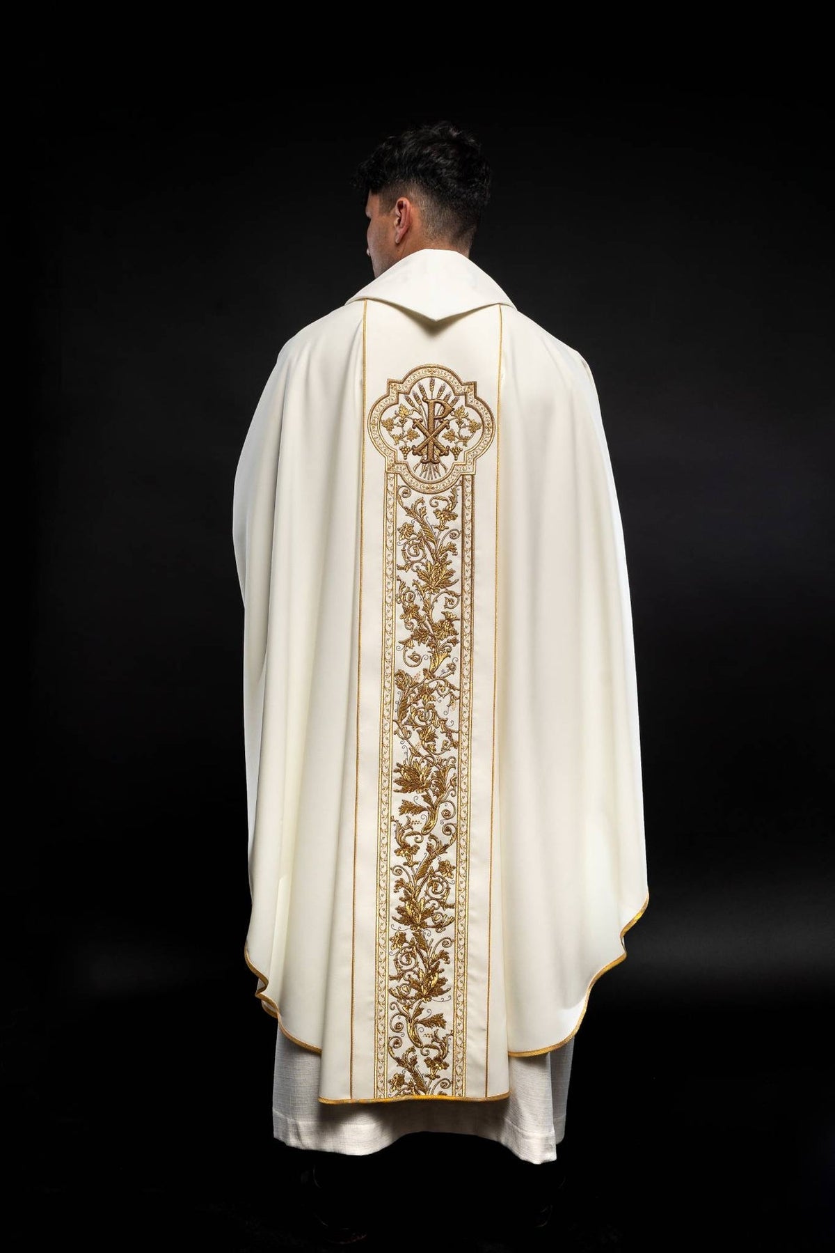 Ornat Liturgiczny Ecru - Serce Jezusa i PAX, Bogaty Haft Złoty - SZATYLITURGICZNE.PL
