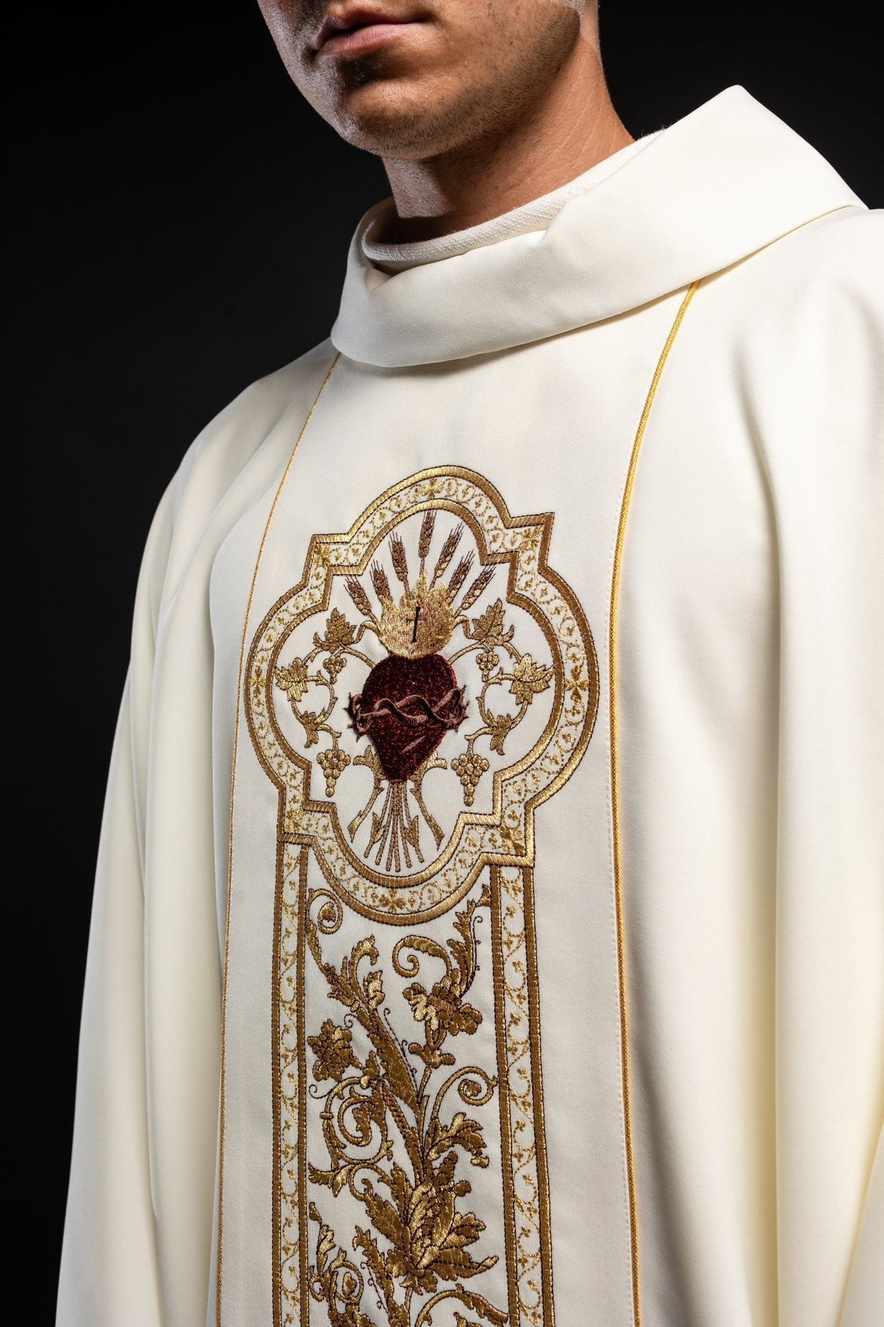 Ornat Liturgiczny Ecru - Serce Jezusa i PAX, Bogaty Haft Złoty - SZATYLITURGICZNE.PL