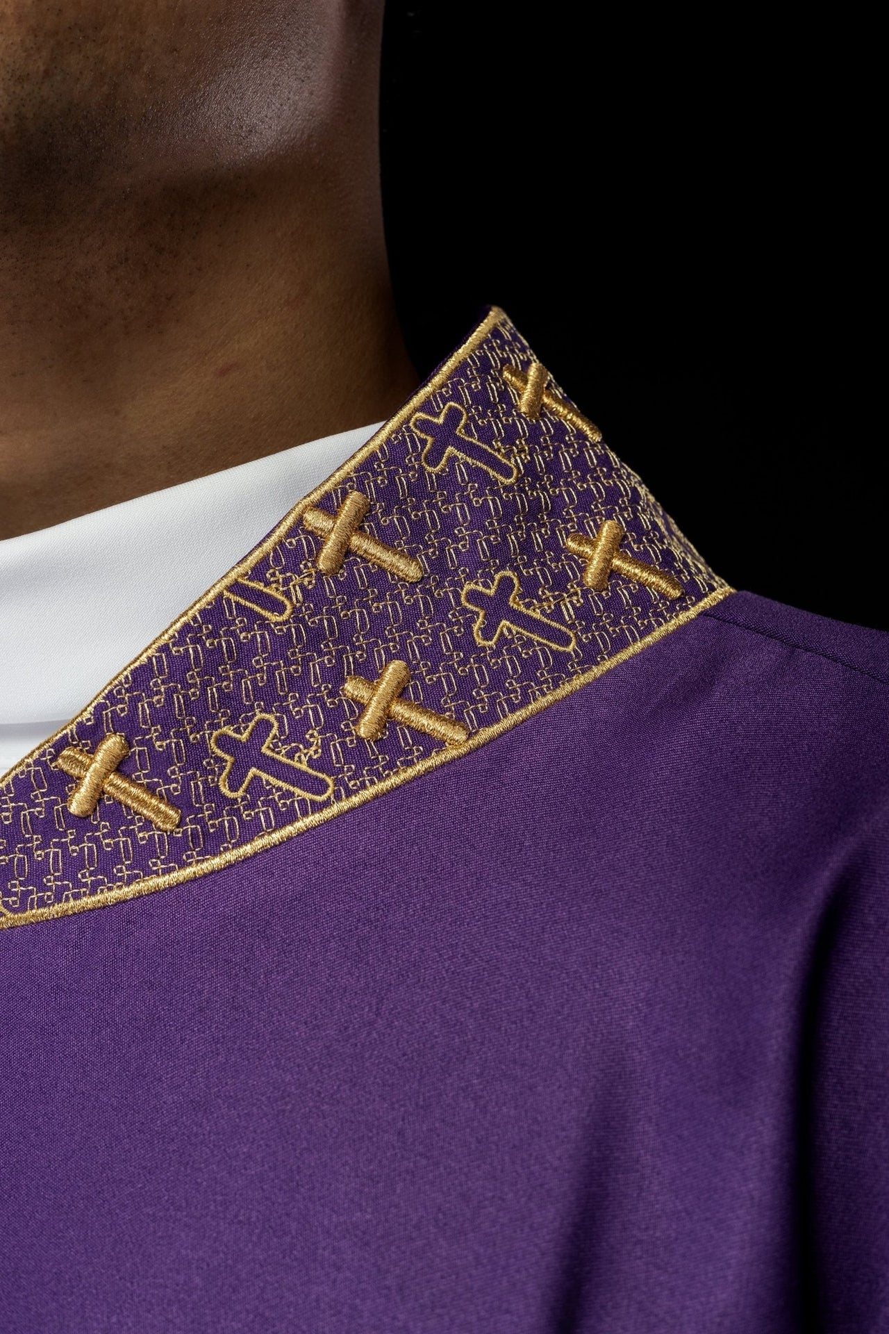 Ornat Liturgiczny Ecru z Fioletowym Krzyżem i Stułą - SZATYLITURGICZNE.PL